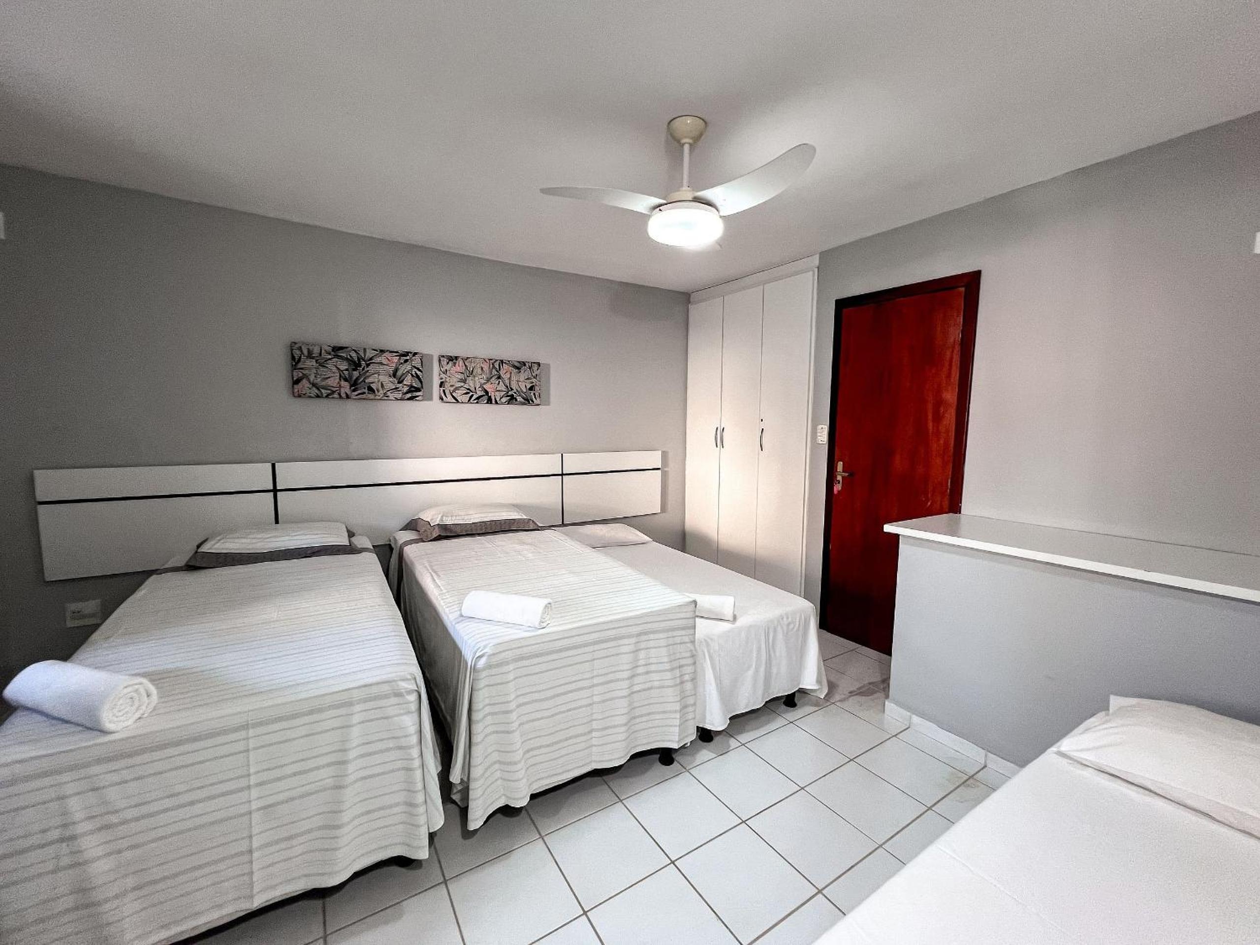 Casas no Residencial Mont Sinai com 2 ou 3 suítes (todas com ar), internet privativa 300MBPS a aproximadamento 250m da Praia de Taperapuã, condomínio com p