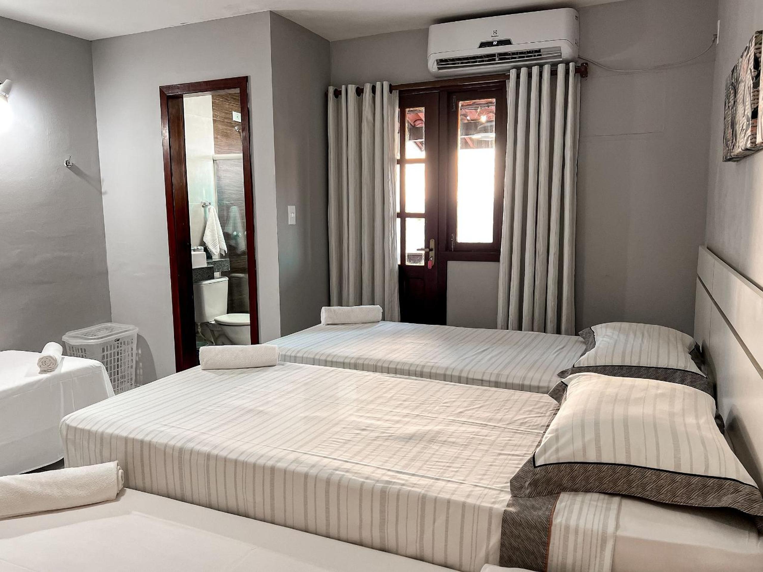 Casas no Residencial Mont Sinai com 2 ou 3 suítes (todas com ar), internet privativa 300MBPS a aproximadamento 250m da Praia de Taperapuã, condomínio com p