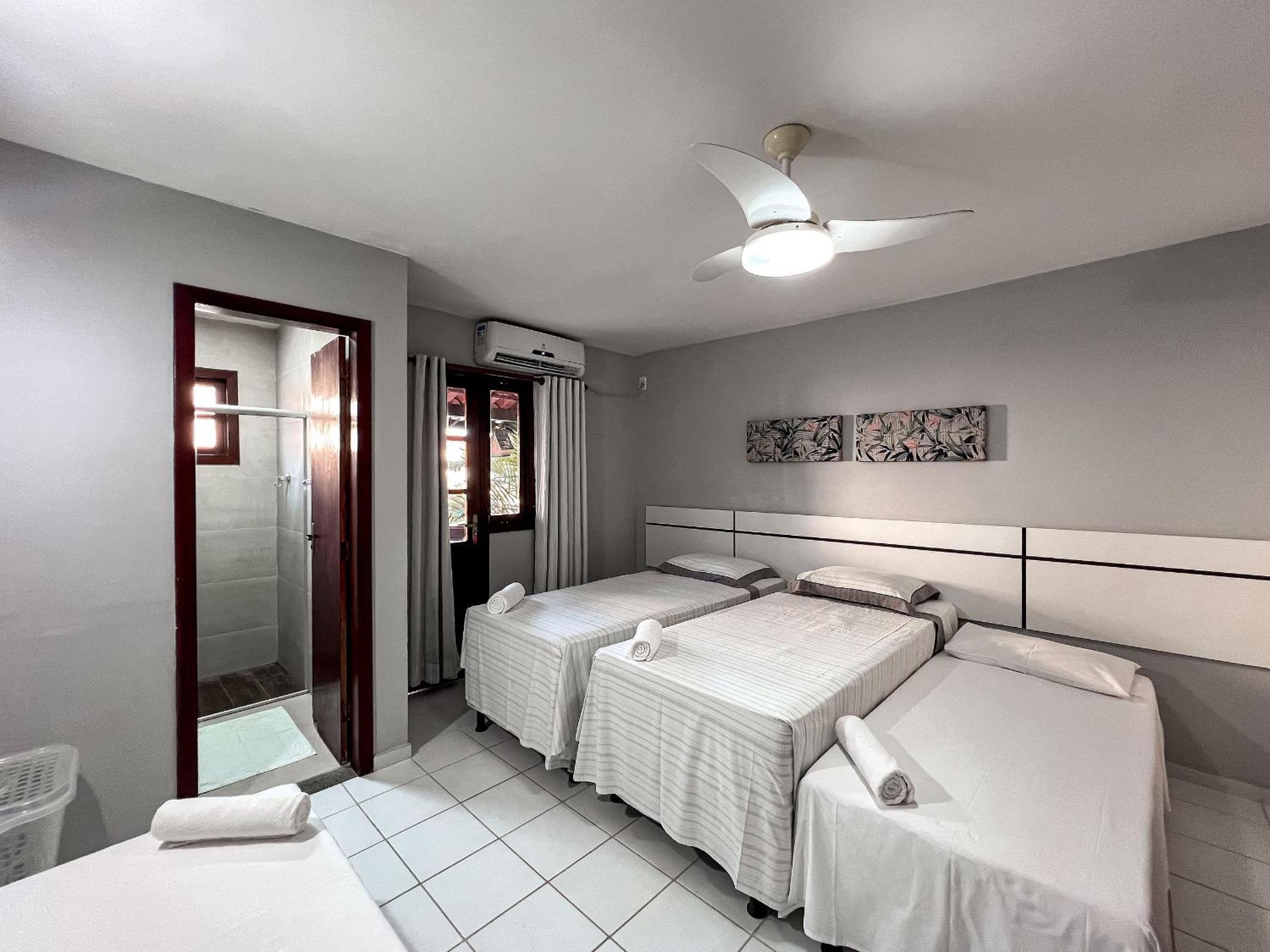 Casas no Residencial Mont Sinai com 2 ou 3 suítes (todas com ar), internet privativa 300MBPS a aproximadamento 250m da Praia de Taperapuã, condomínio com p