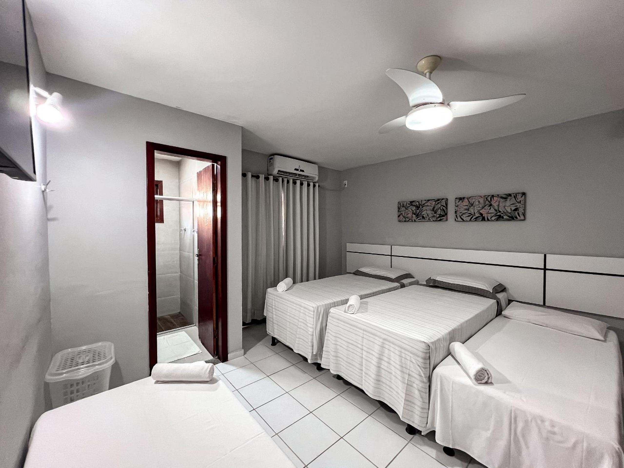 Casas no Residencial Mont Sinai com 2 ou 3 suítes (todas com ar), internet privativa 300MBPS a aproximadamento 250m da Praia de Taperapuã, condomínio com p