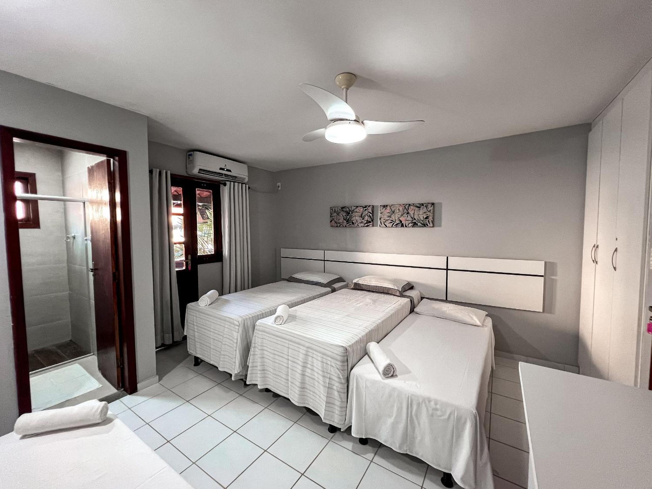 Casas no Residencial Mont Sinai com 2 ou 3 suítes (todas com ar), internet privativa 300MBPS a aproximadamento 250m da Praia de Taperapuã, condomínio com p