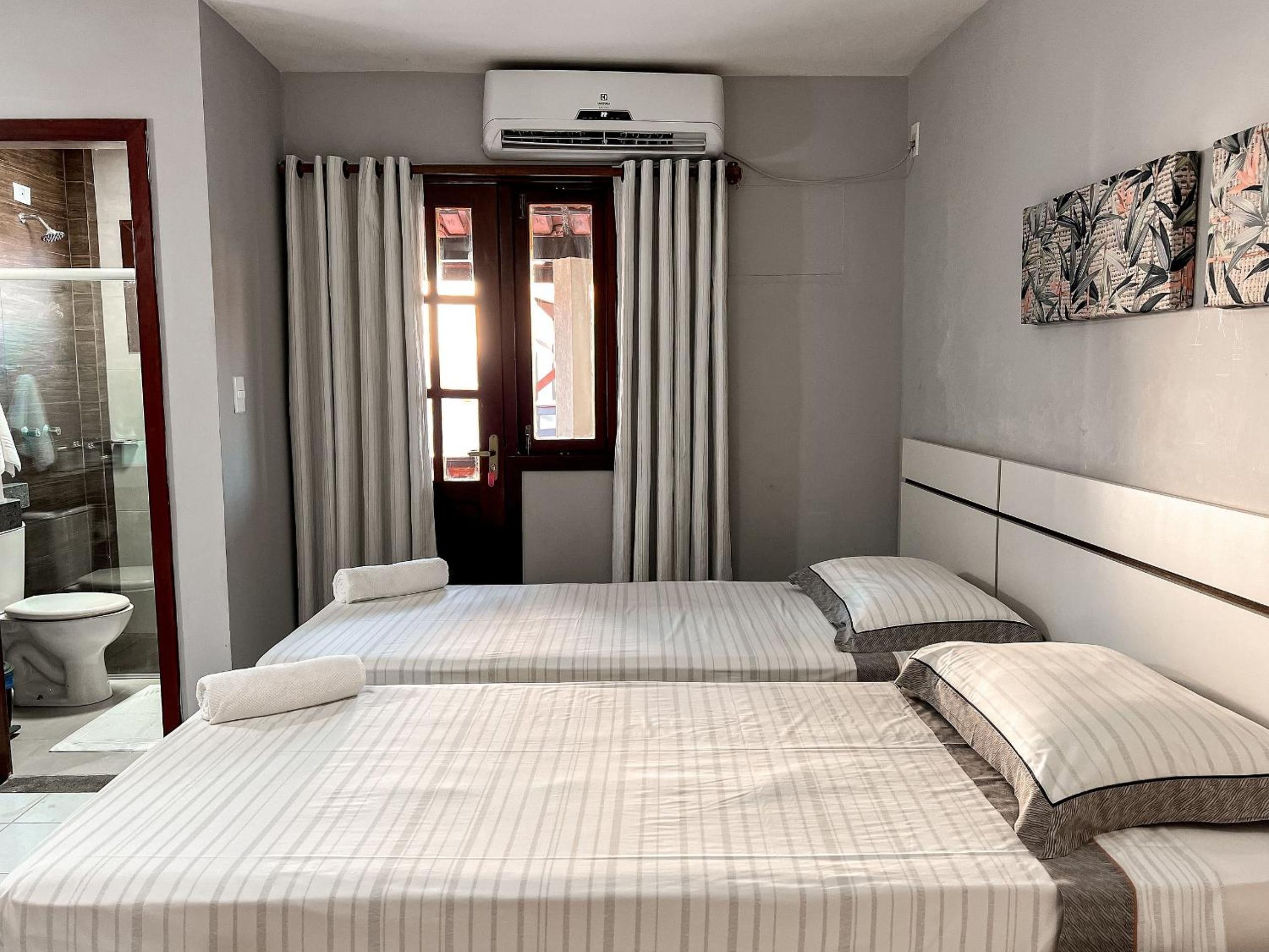 Casas no Residencial Mont Sinai com 2 ou 3 suítes (todas com ar), internet privativa 300MBPS a aproximadamento 250m da Praia de Taperapuã, condomínio com p