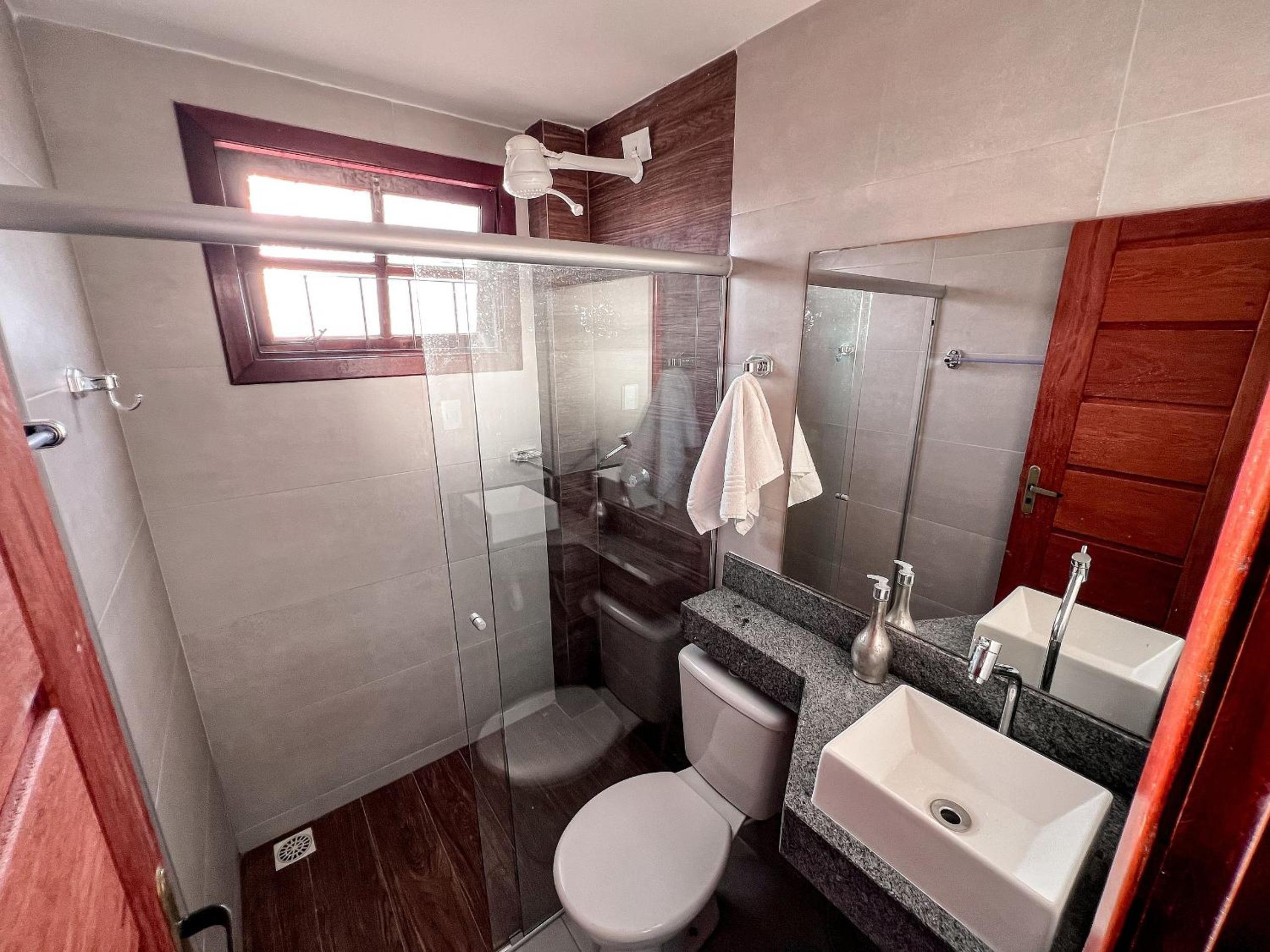 Casas no Residencial Mont Sinai com 2 ou 3 suítes (todas com ar), internet privativa 300MBPS a aproximadamento 250m da Praia de Taperapuã, condomínio com p