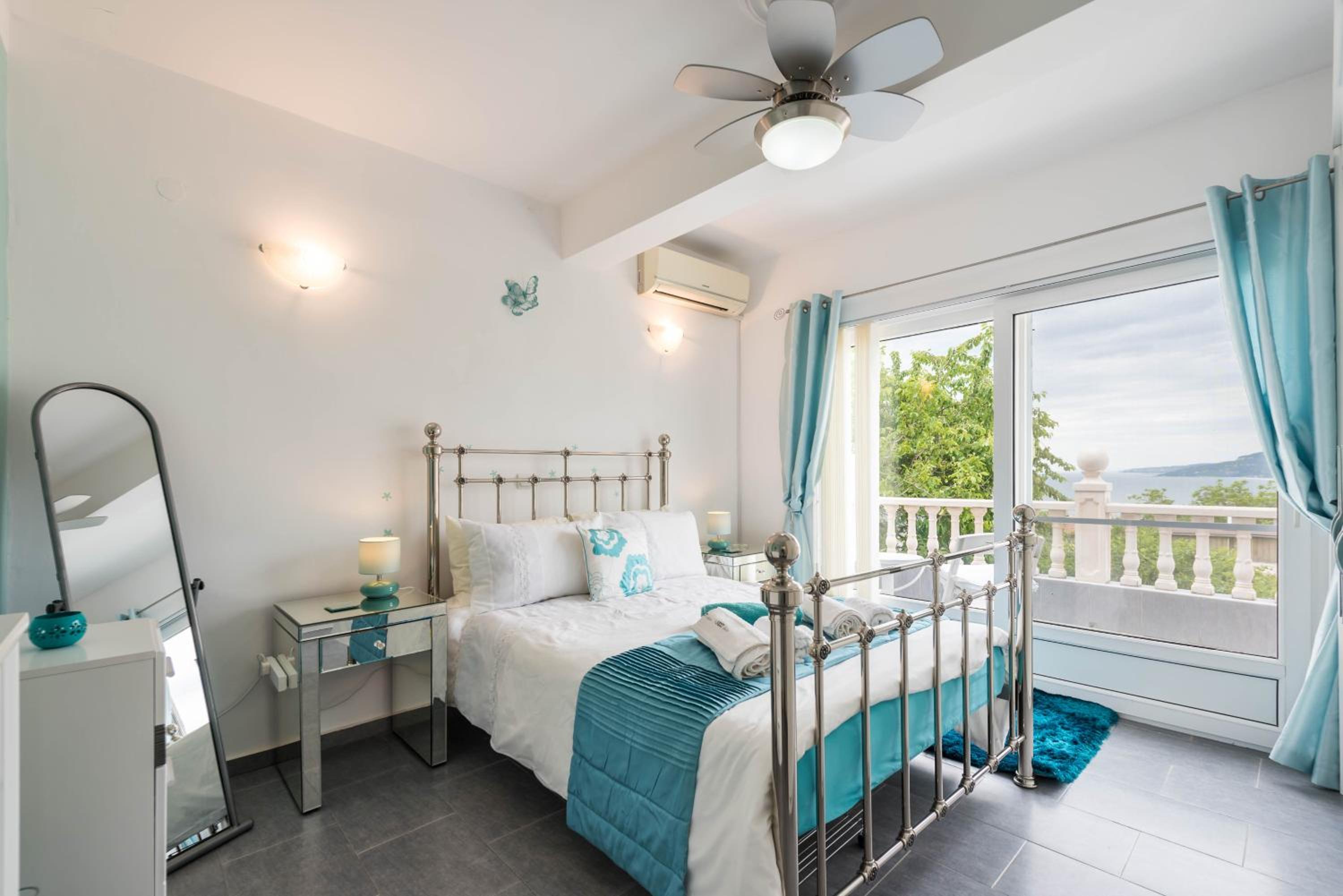 Villa Azur- Sea View Luxury with Pool near Balchik