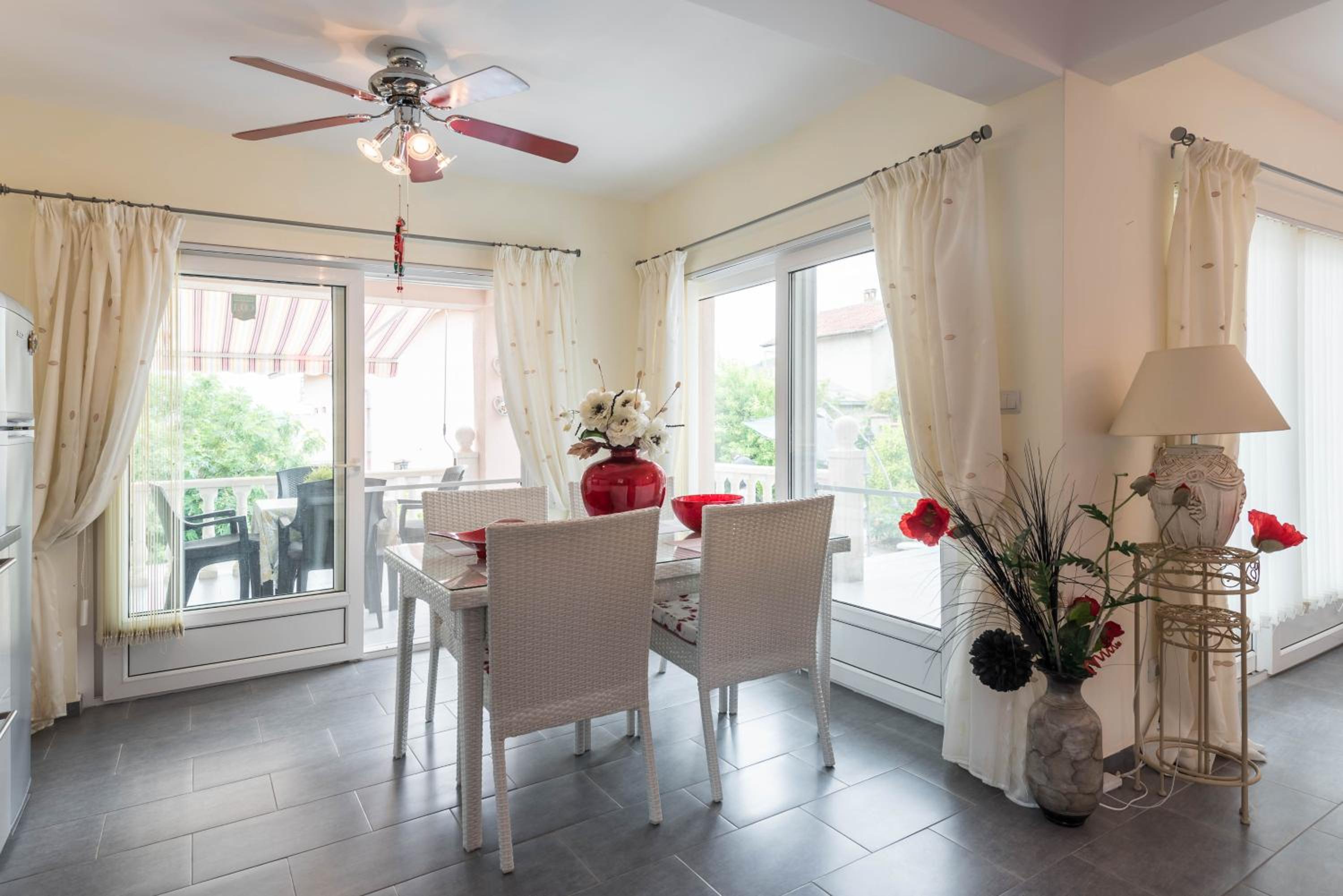 Villa Azur- Sea View Luxury with Pool near Balchik