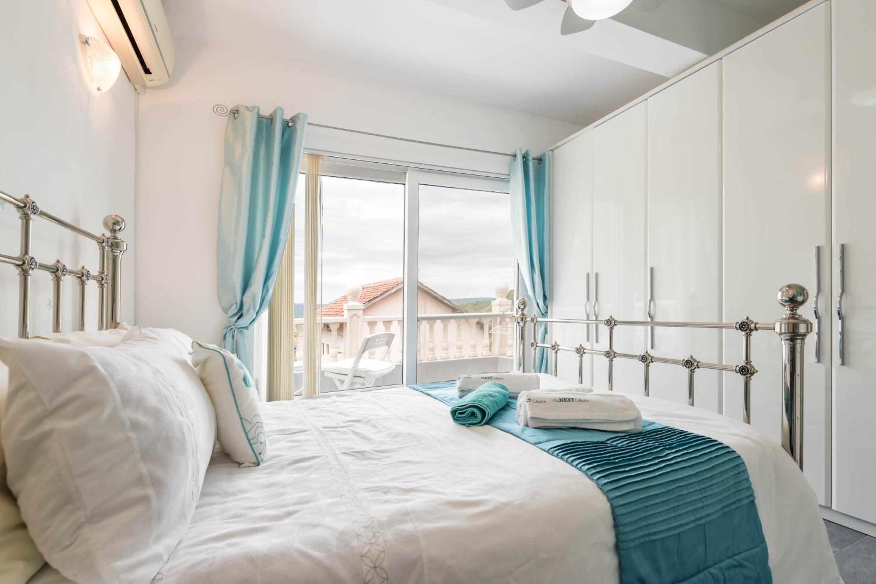 Villa Azur- Sea View Luxury with Pool near Balchik