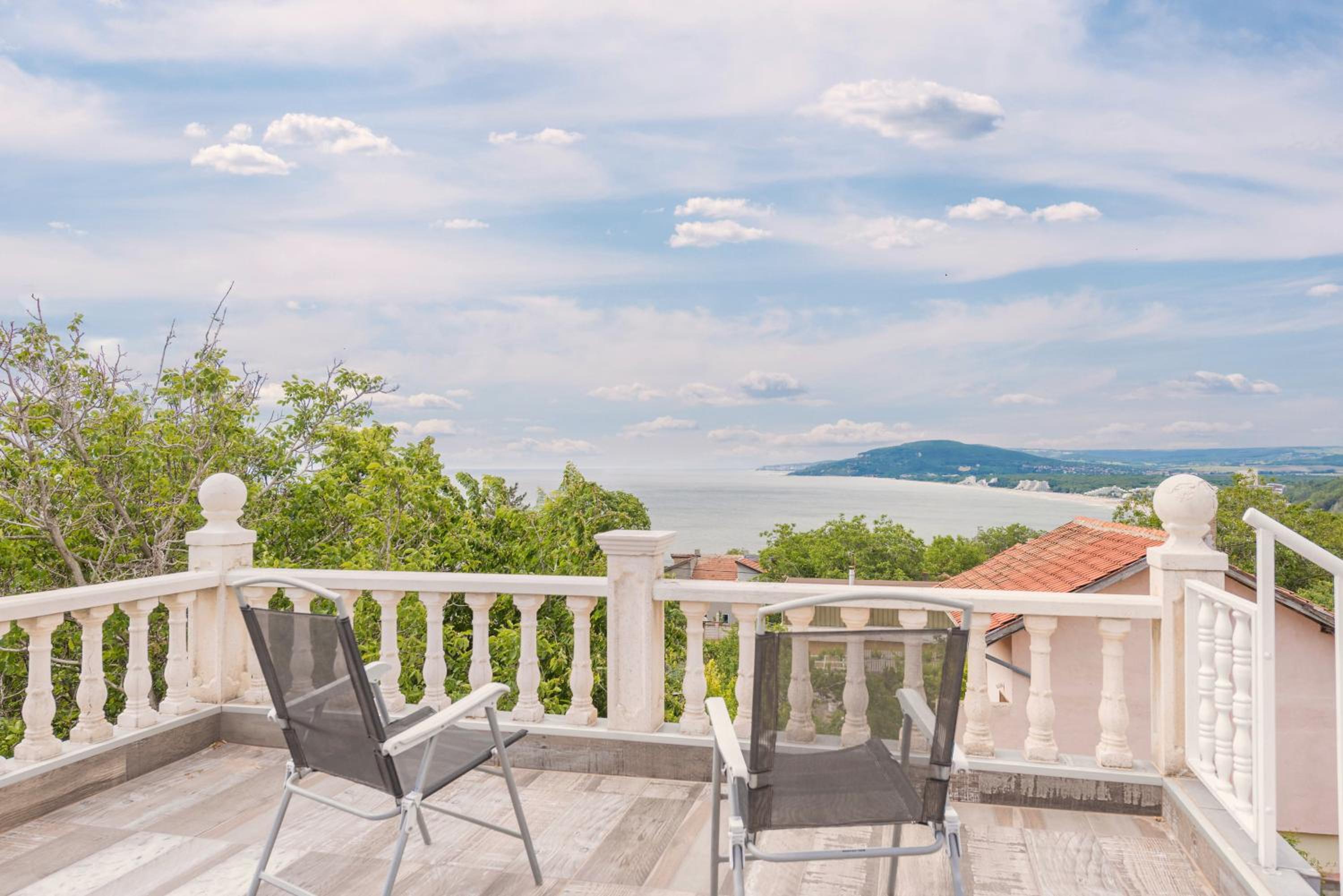 Villa Azur- Sea View Luxury with Pool near Balchik