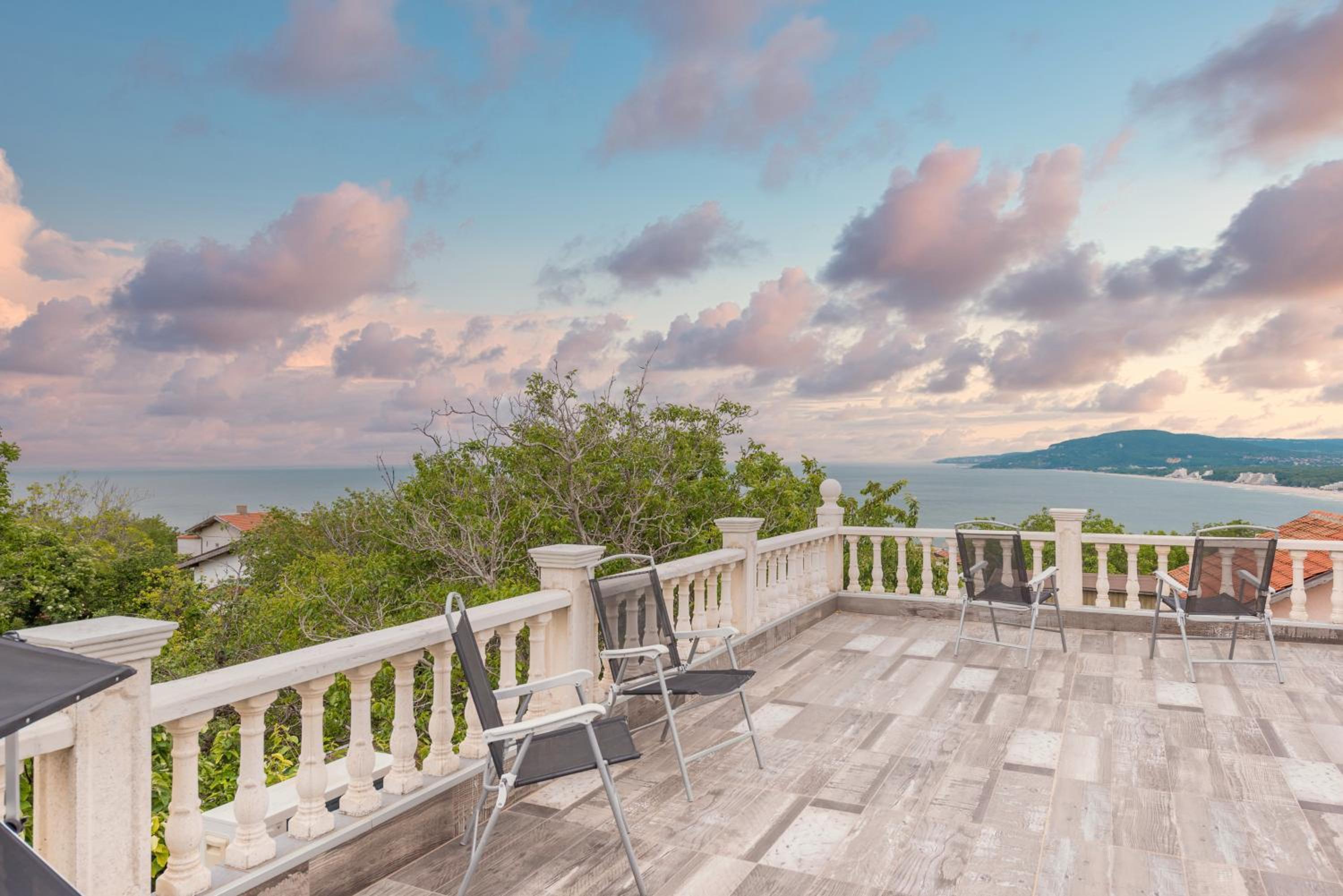 Villa Azur- Sea View Luxury with Pool near Balchik