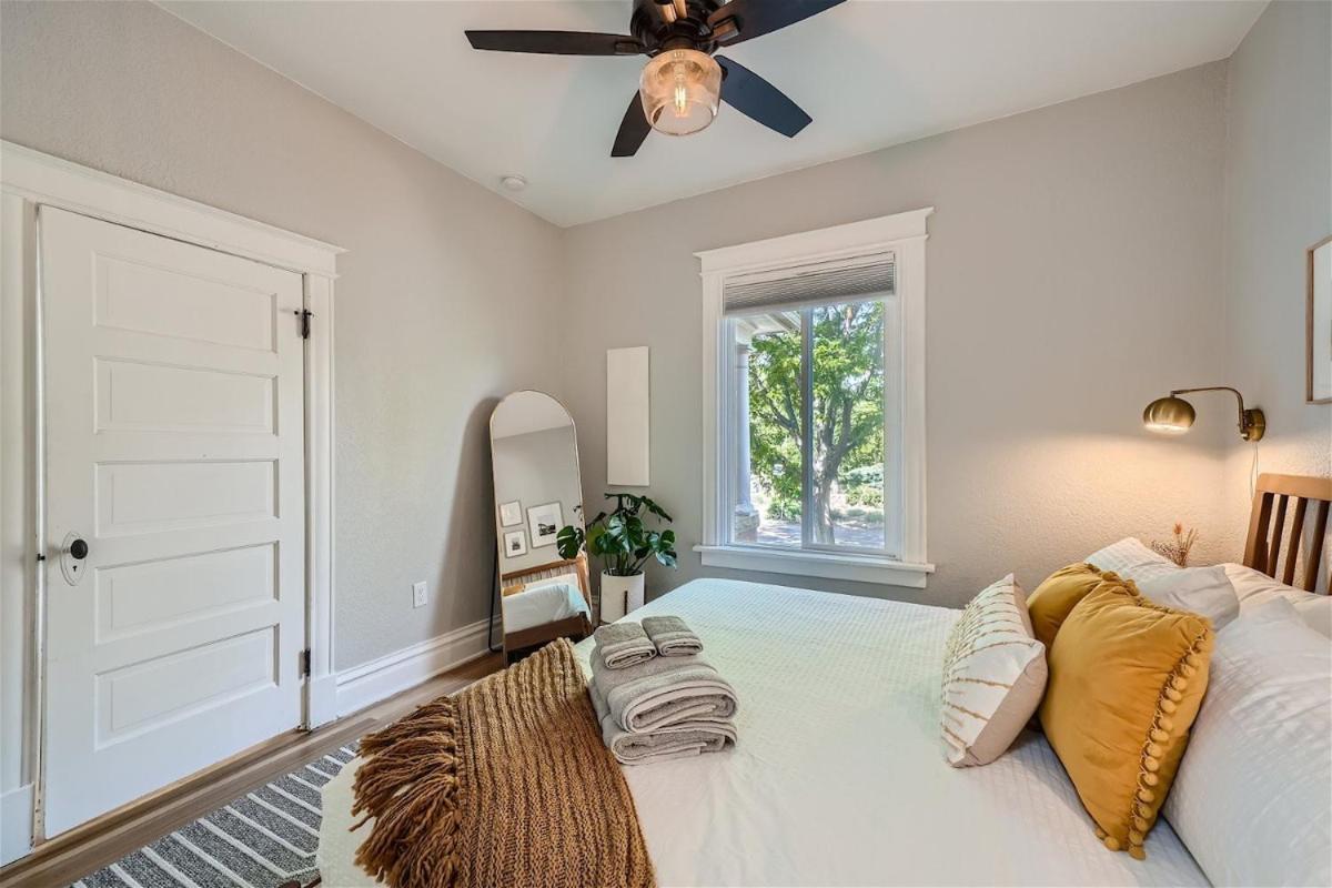 2 Bed Sunny Retreat Home Office Backyard 30 Day view 2