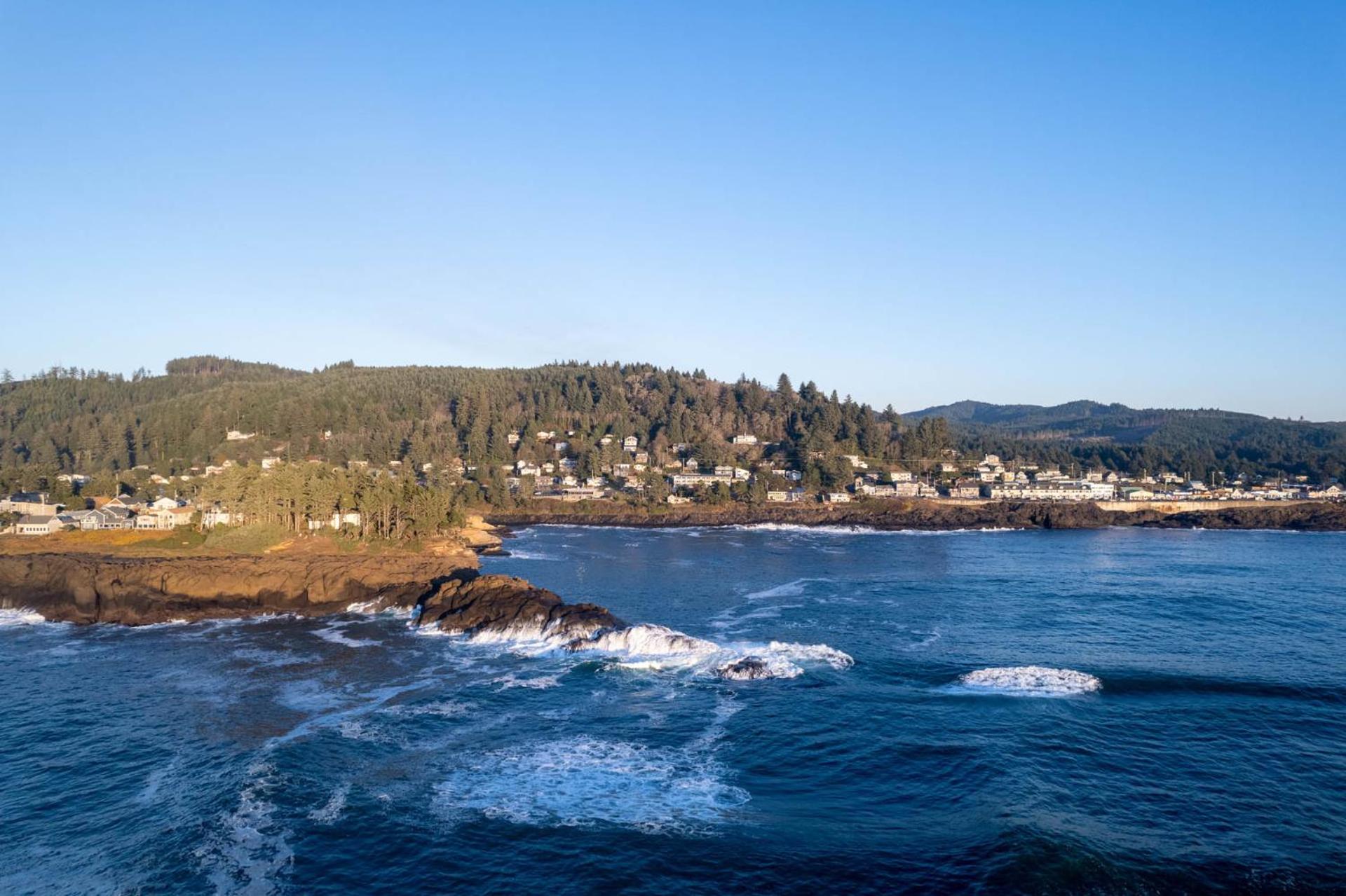 Ocean Front Condo, Walk to Everything! Whale Watcher's Point view 2