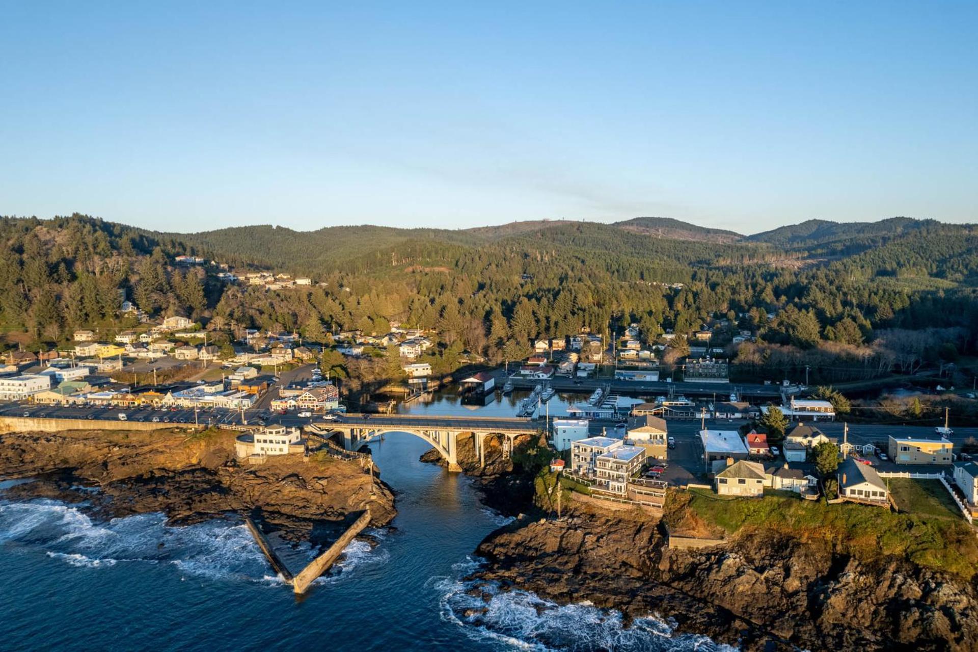 Ocean Front Condo, Walk to Everything! Whale Watcher's Point view 4