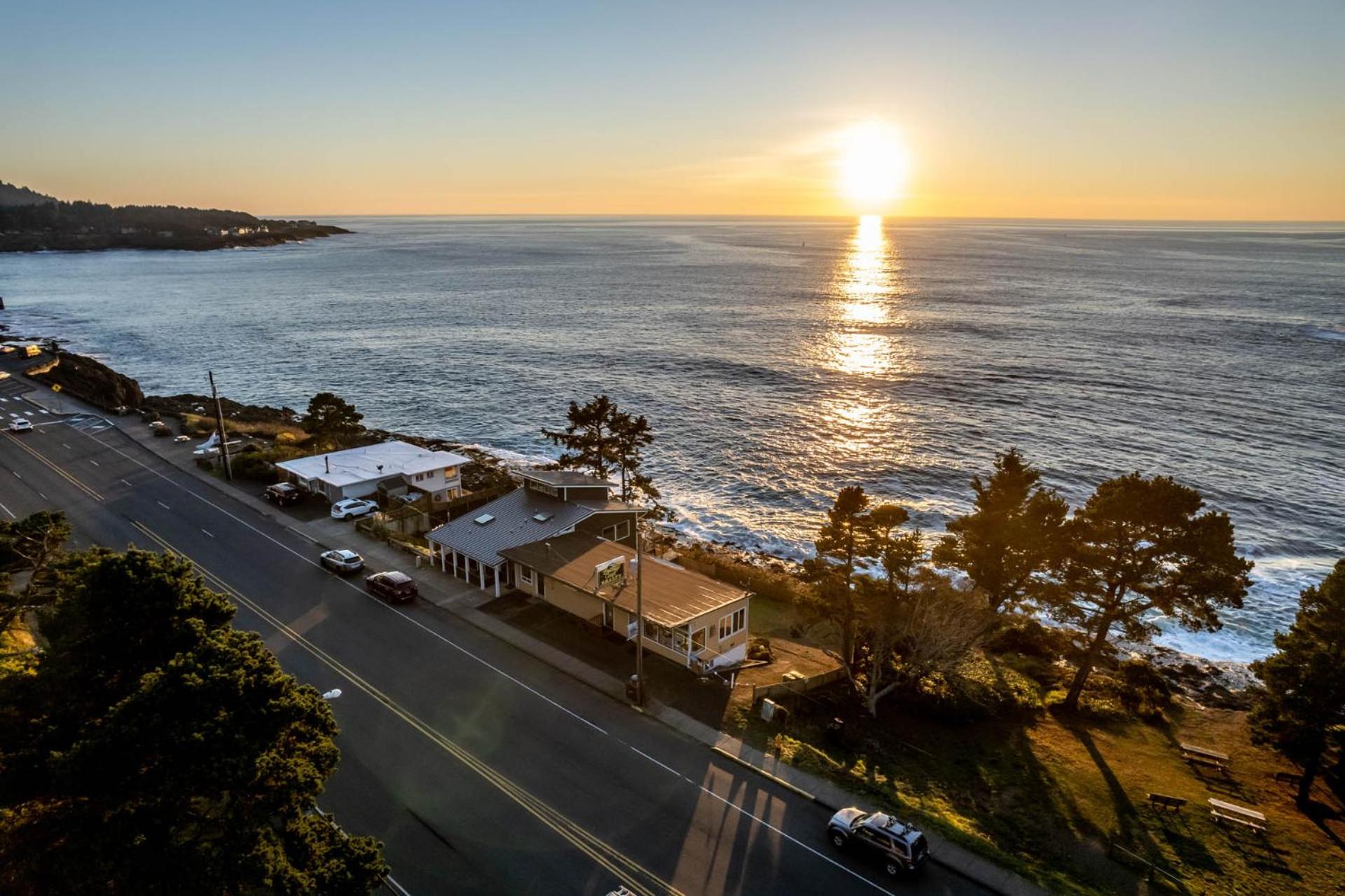 Ocean Front Condo, Walk to Everything! Whale Watcher's Point view 5