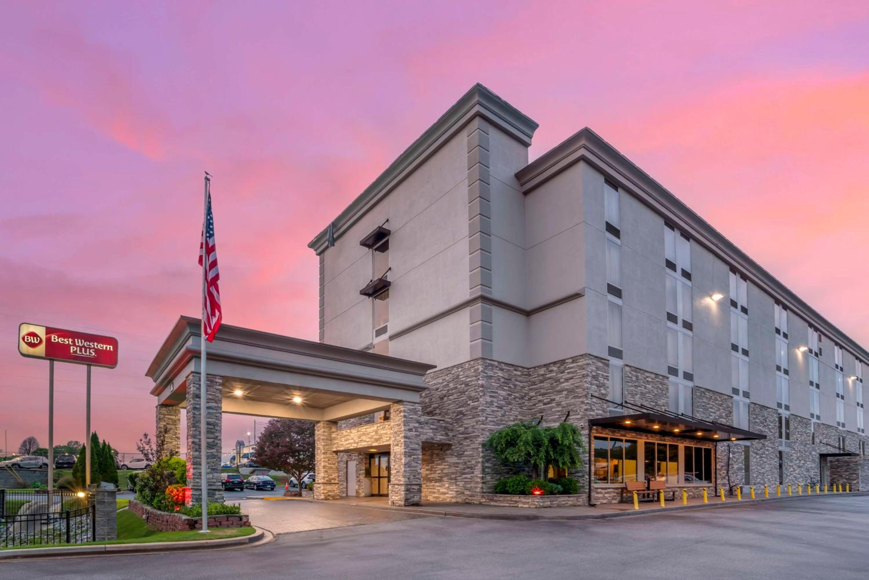 Hotel Best Western Plus Greenville I-385 Inn & Suites - Image 1