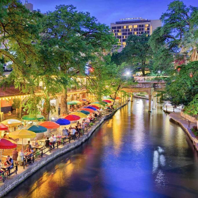 4 Bedroom House Downtown San Antonio Sleeps 12 Patio Walk to Riverwalk Alamodome Pet Friendly view 5