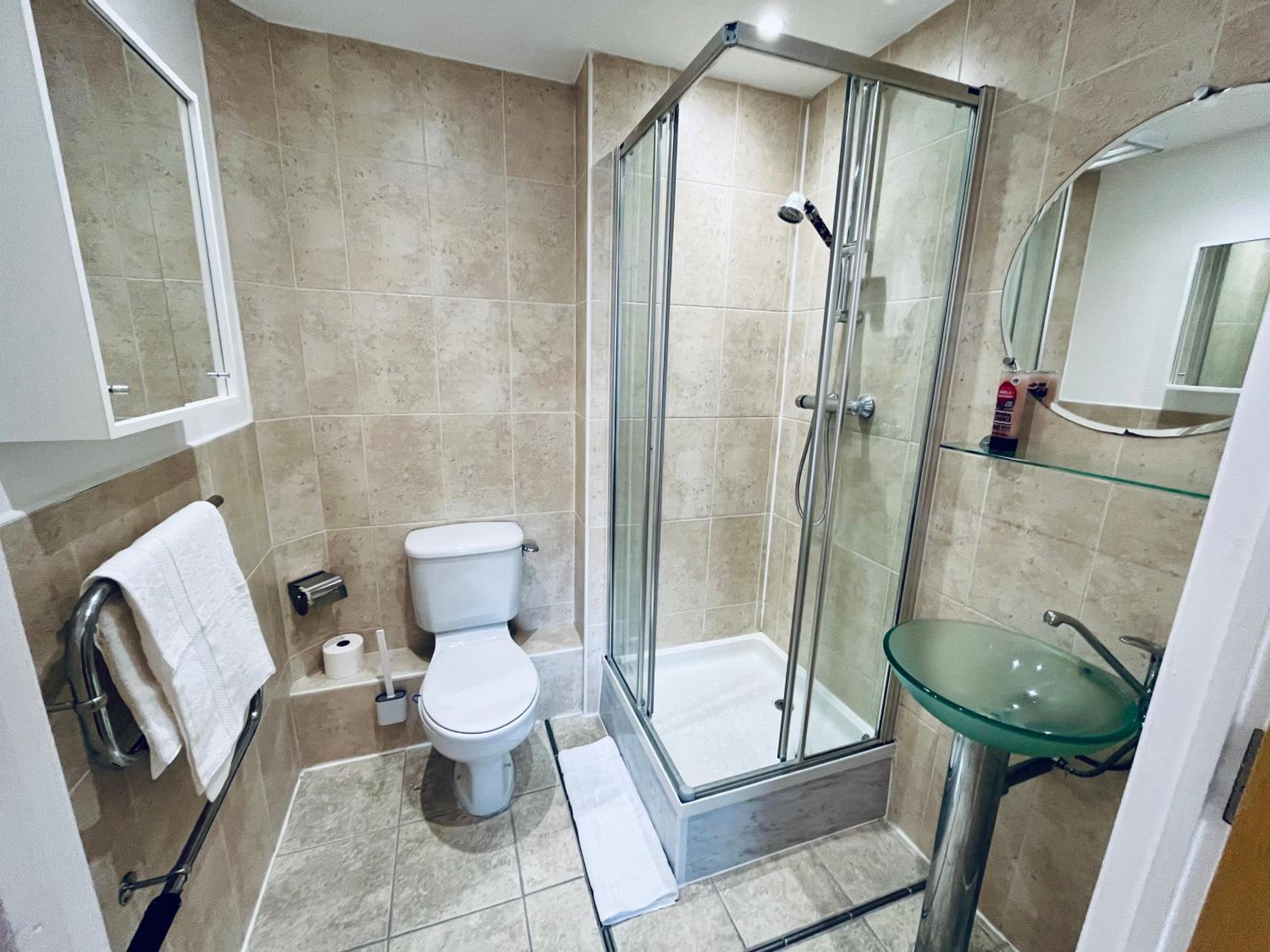 Exquisite City Centre Apartment - 2 Bed 2 Bath - Free Parking - Netflix Amazon Disney view 4