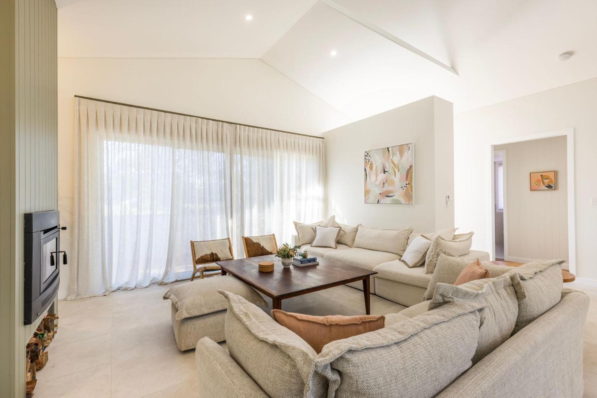 Carramar - Fireplace - Absolute Waterfront