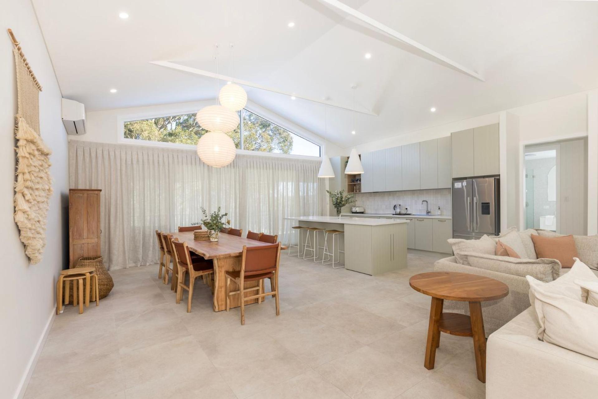 Carramar - Fireplace - Absolute Waterfront