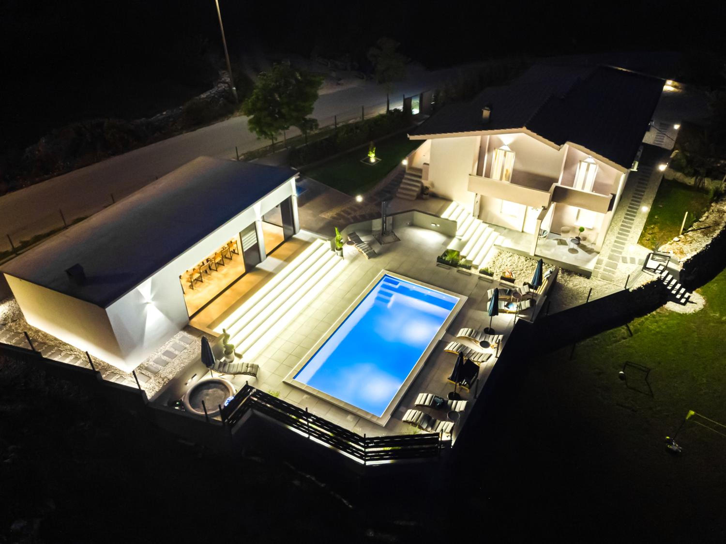 Jackal Holiday House with a heated pool and a jacuzzi