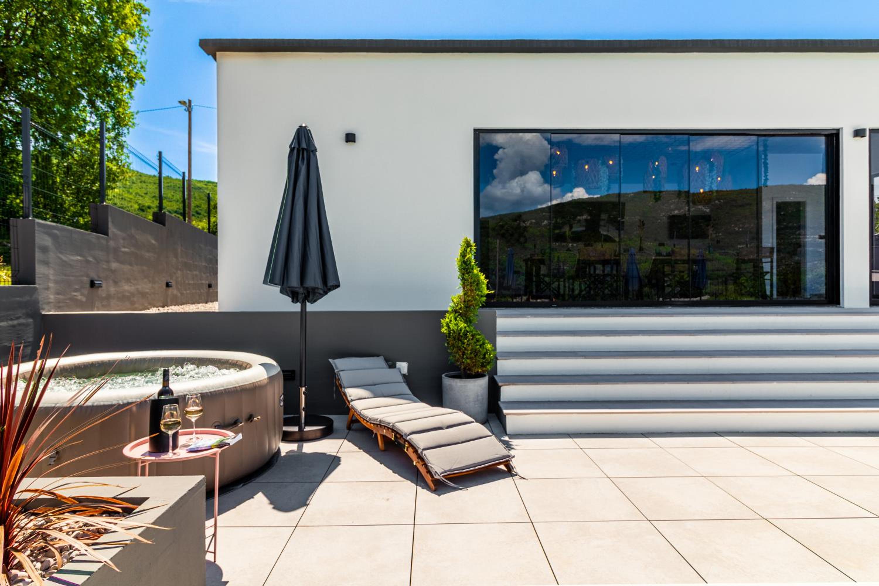 Jackal Holiday House with a heated pool and a jacuzzi