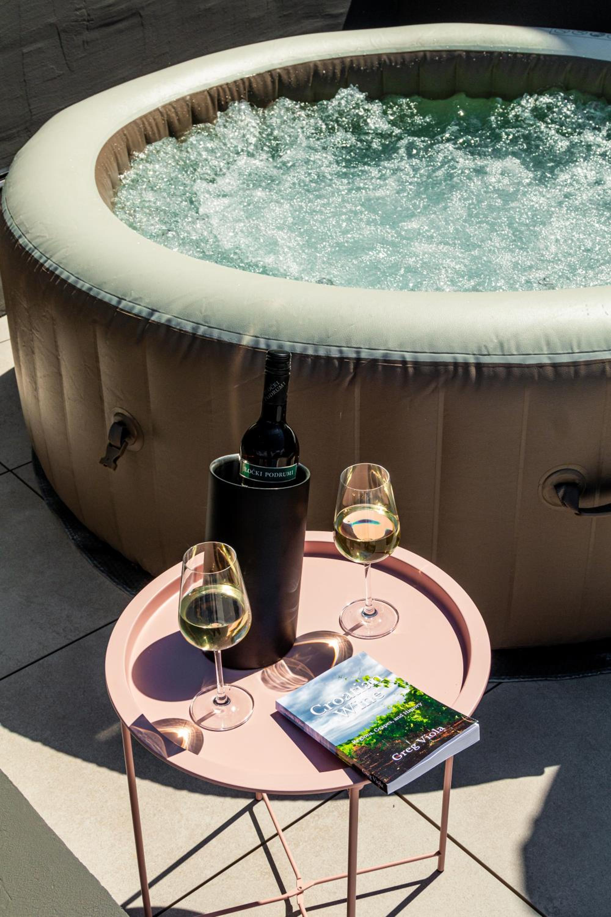 Jackal Holiday House with a heated pool and a jacuzzi
