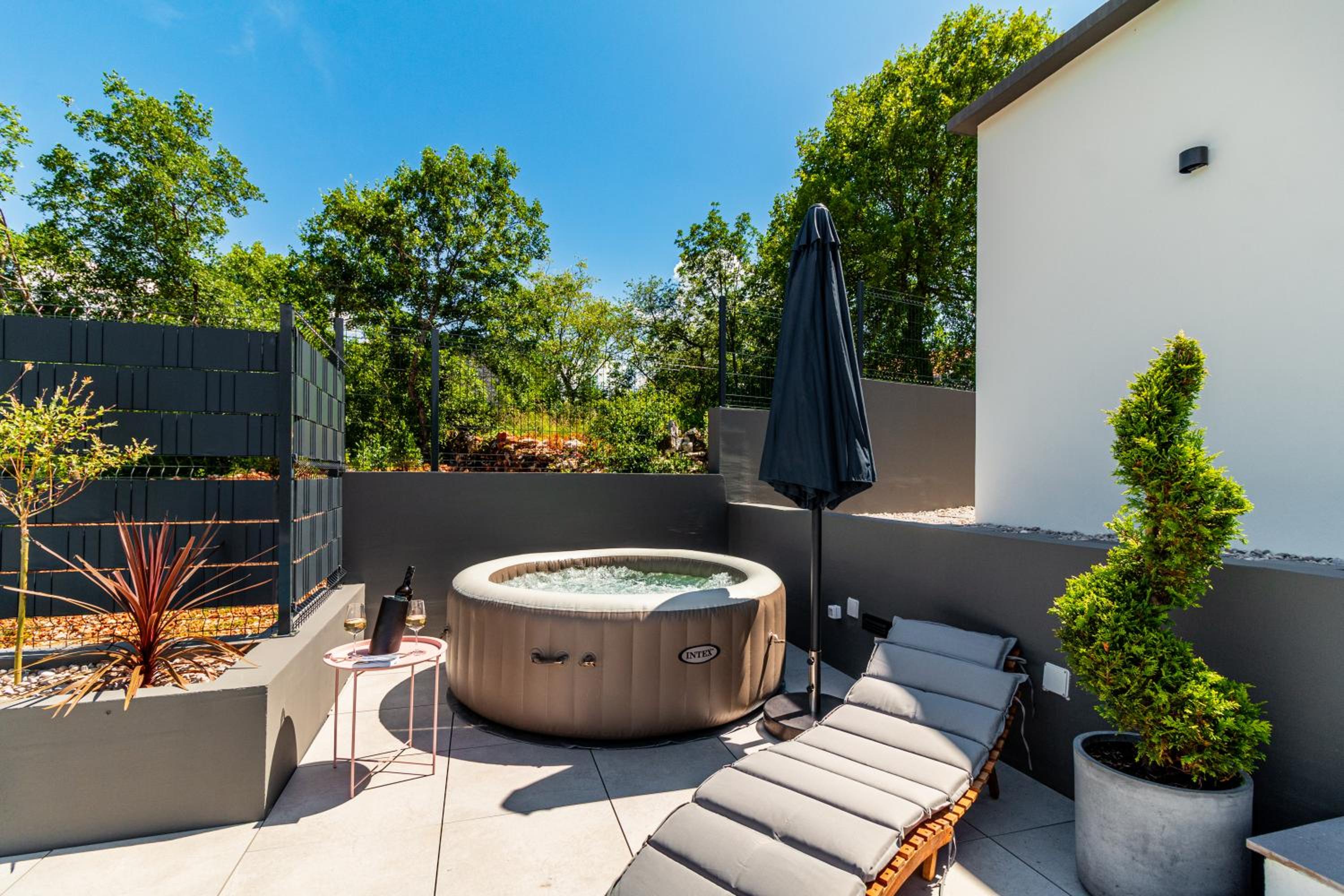 Jackal Holiday House with a heated pool and a jacuzzi