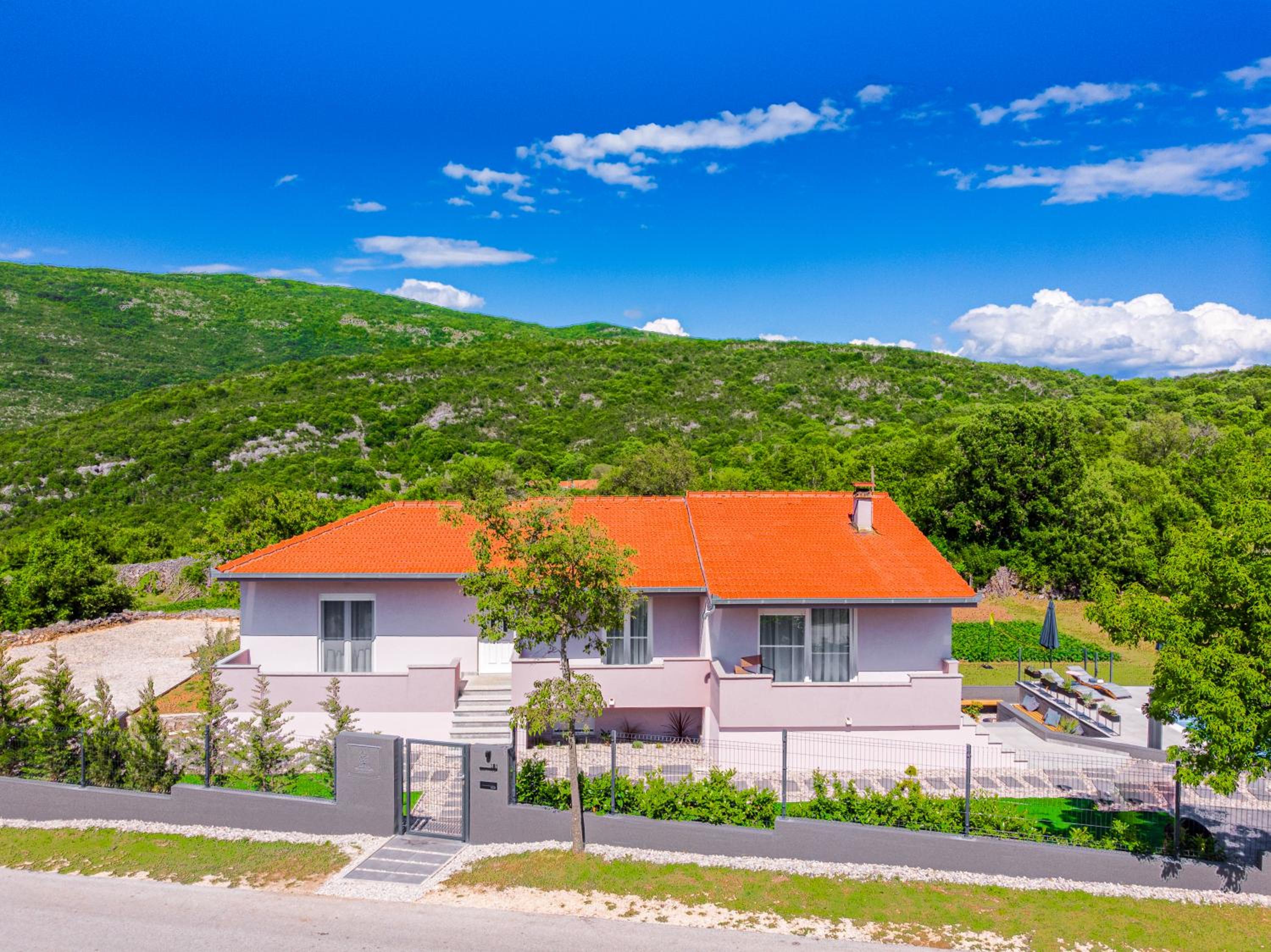 Jackal Holiday House with a heated pool and a jacuzzi