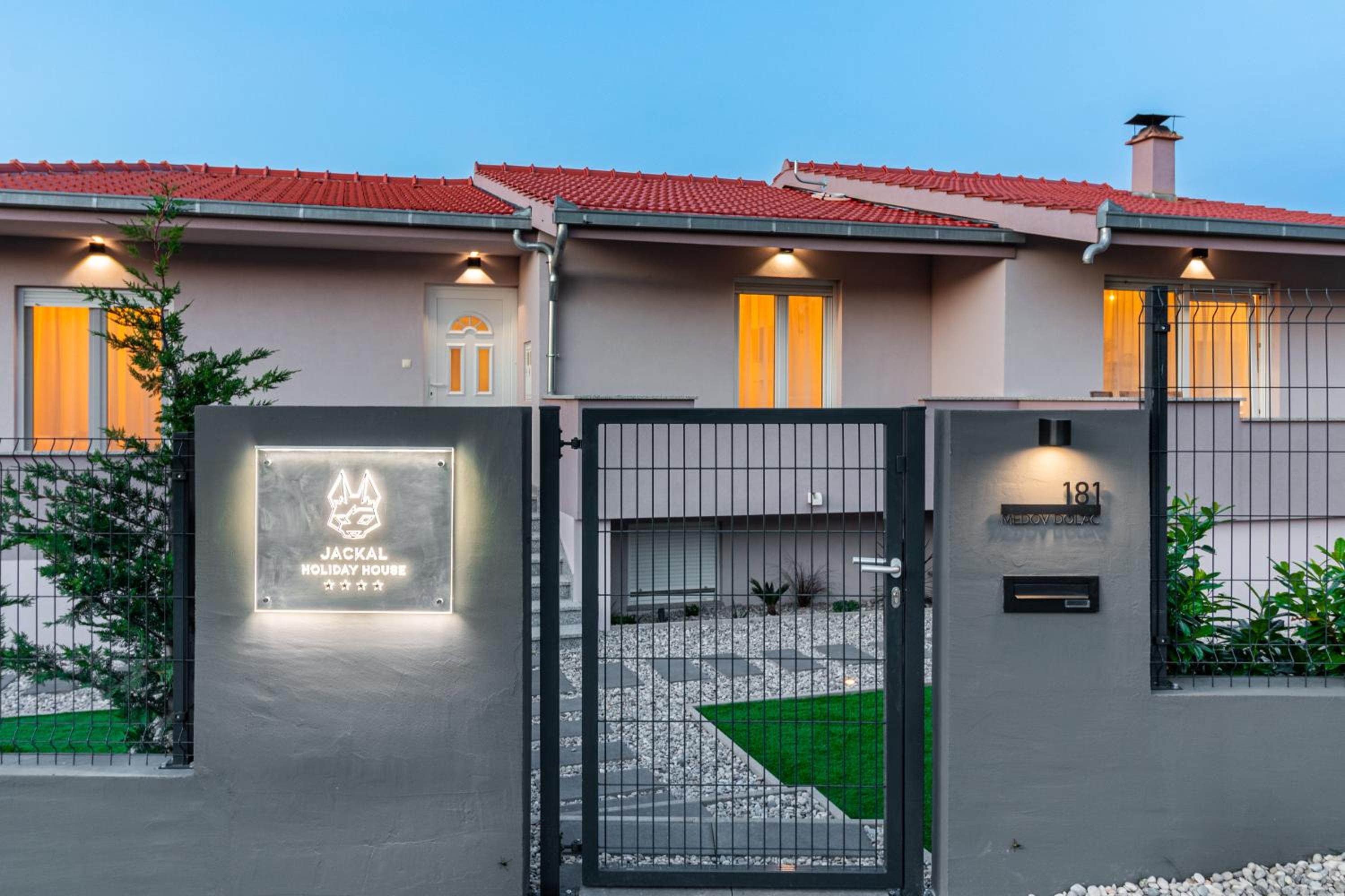 Jackal Holiday House with a heated pool and a jacuzzi