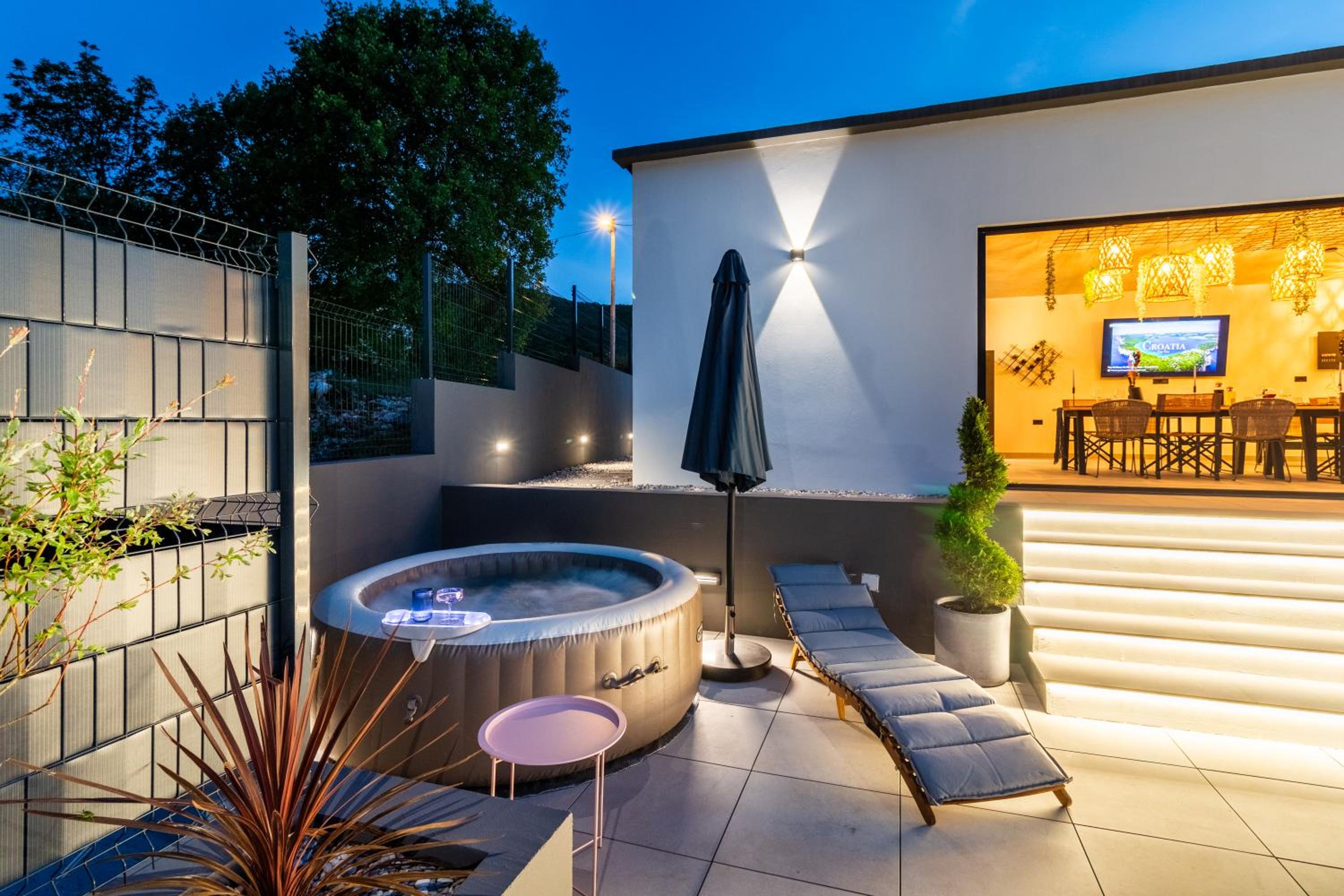 Jackal Holiday House with a heated pool and a jacuzzi