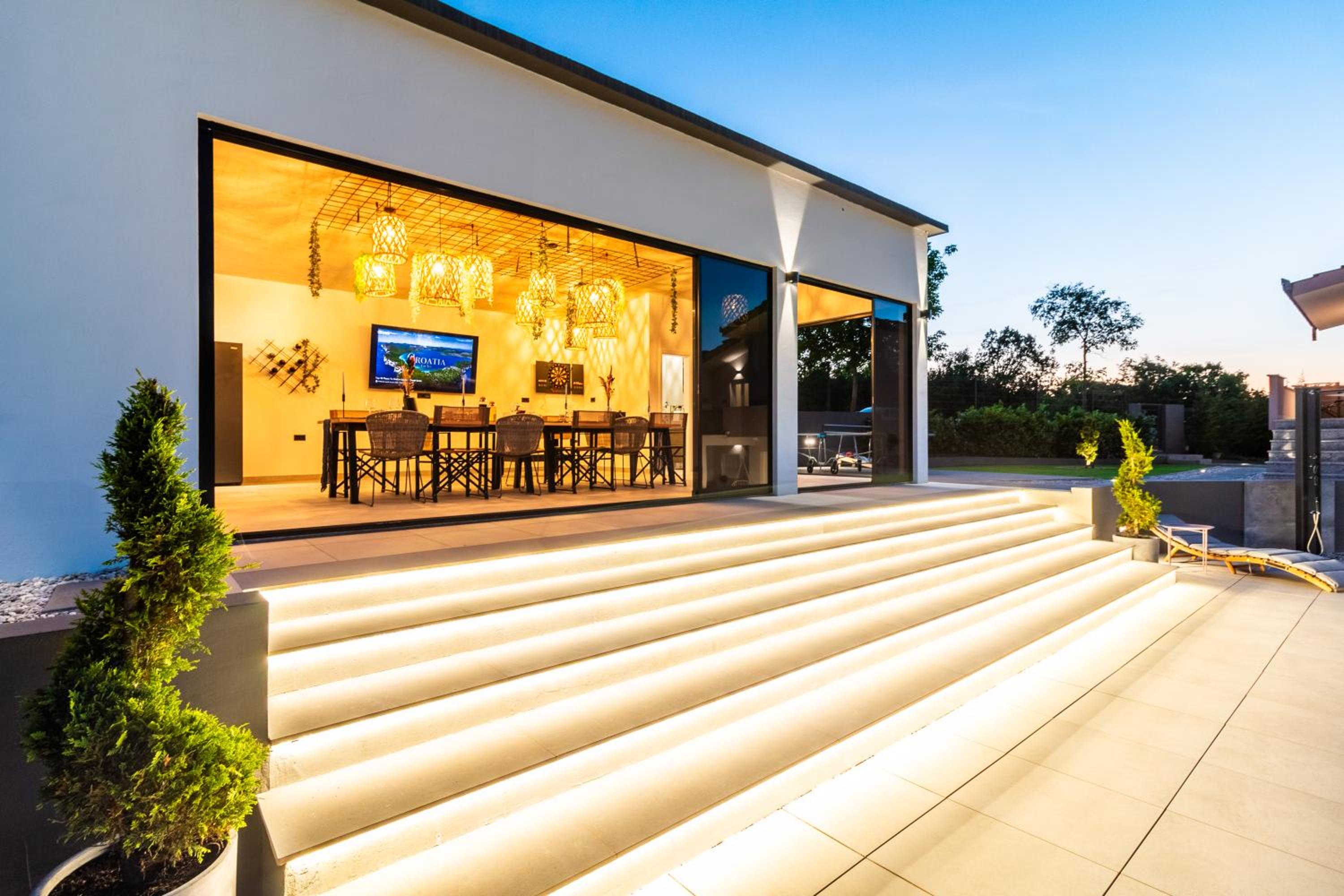 Jackal Holiday House with a heated pool and a jacuzzi