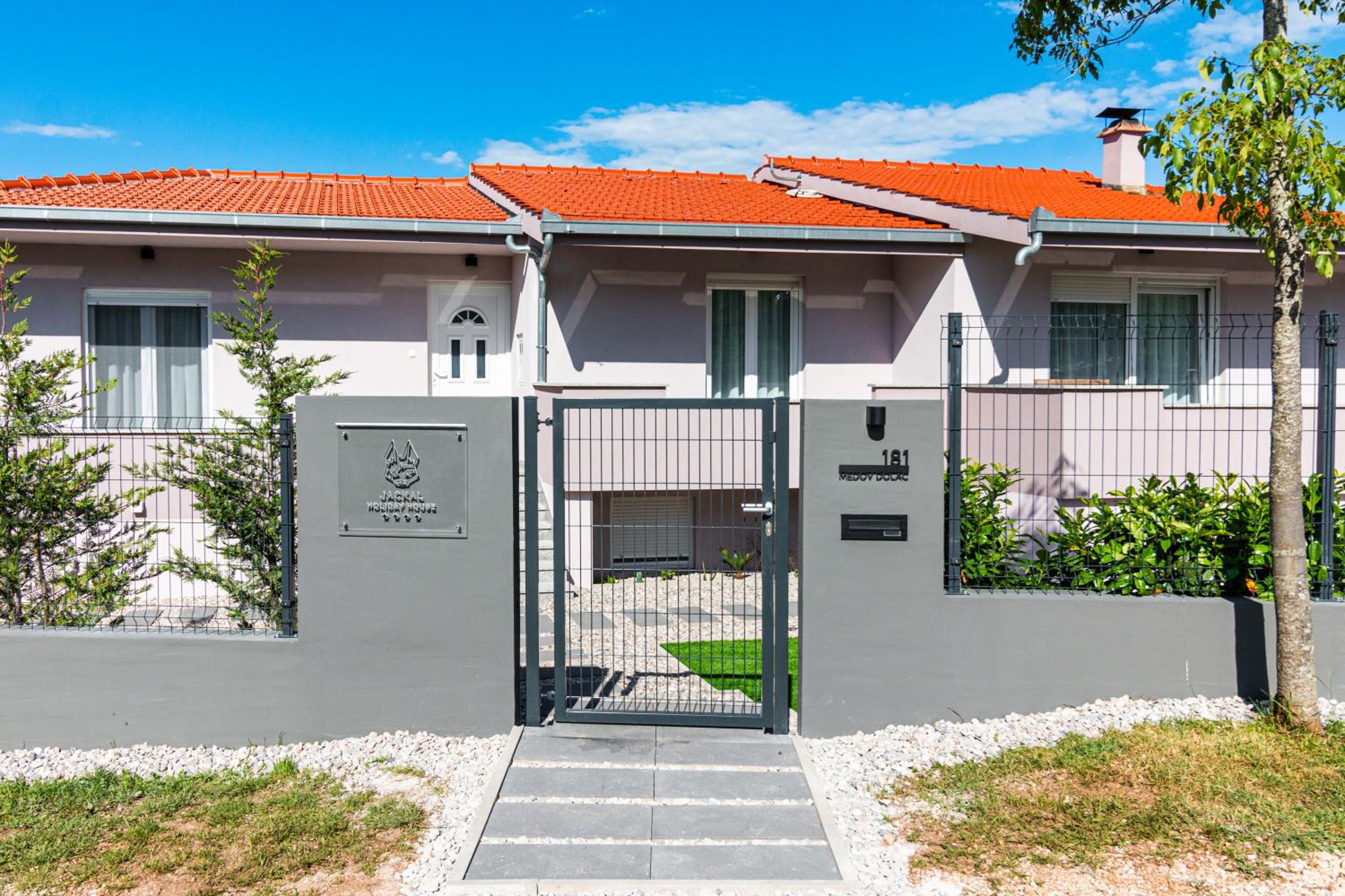 Jackal Holiday House with a heated pool and a jacuzzi