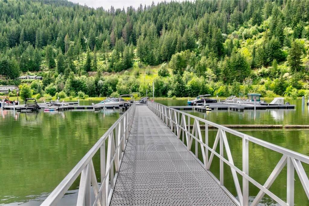 Val's Place - licensed vacay rental with boat slip