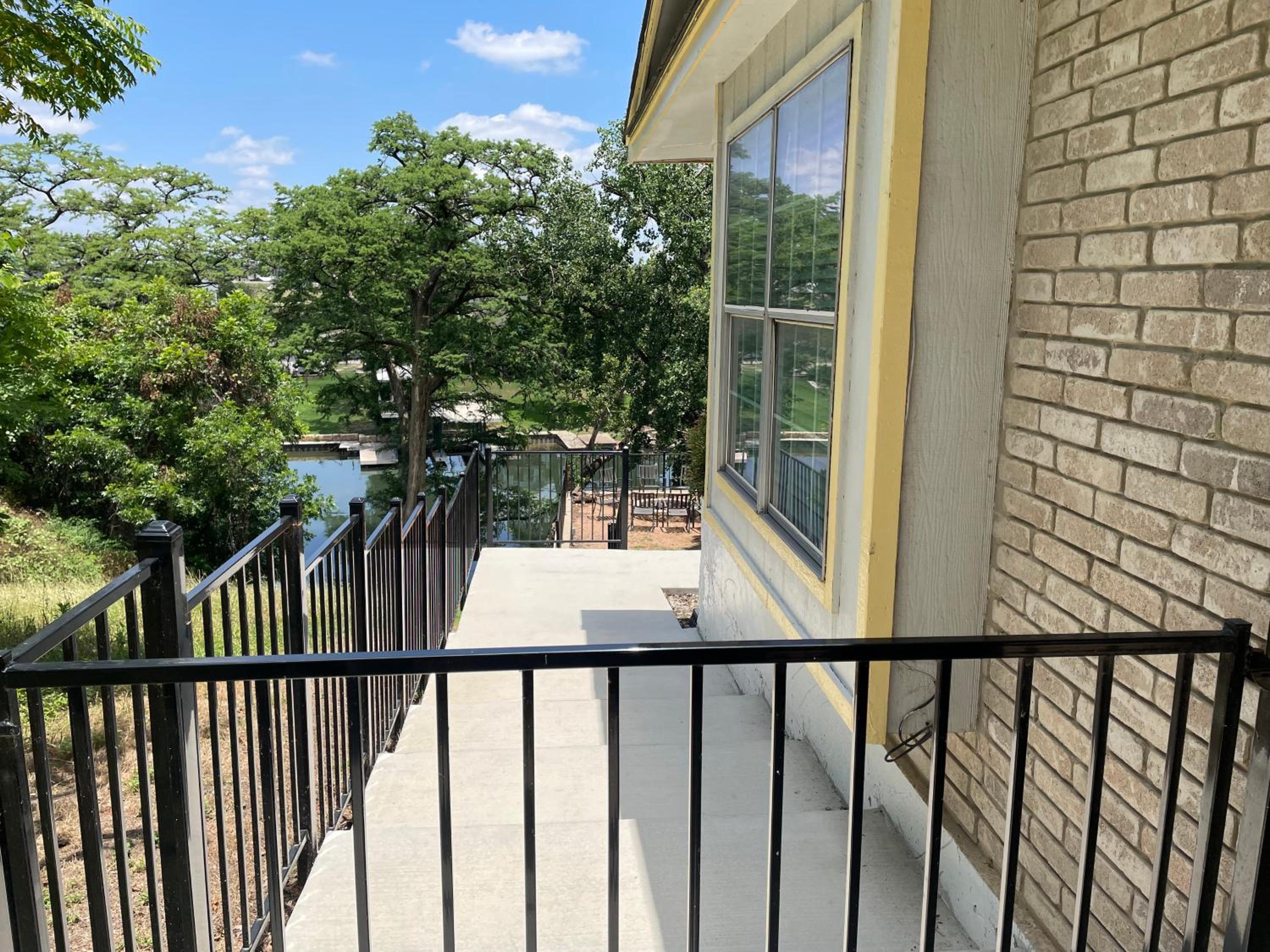 LD 1683 Texas River Haus