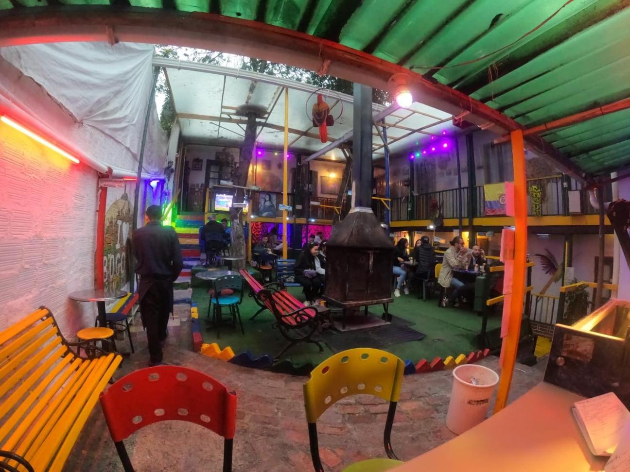 Hostal Gastro Bar Casa Colibrí