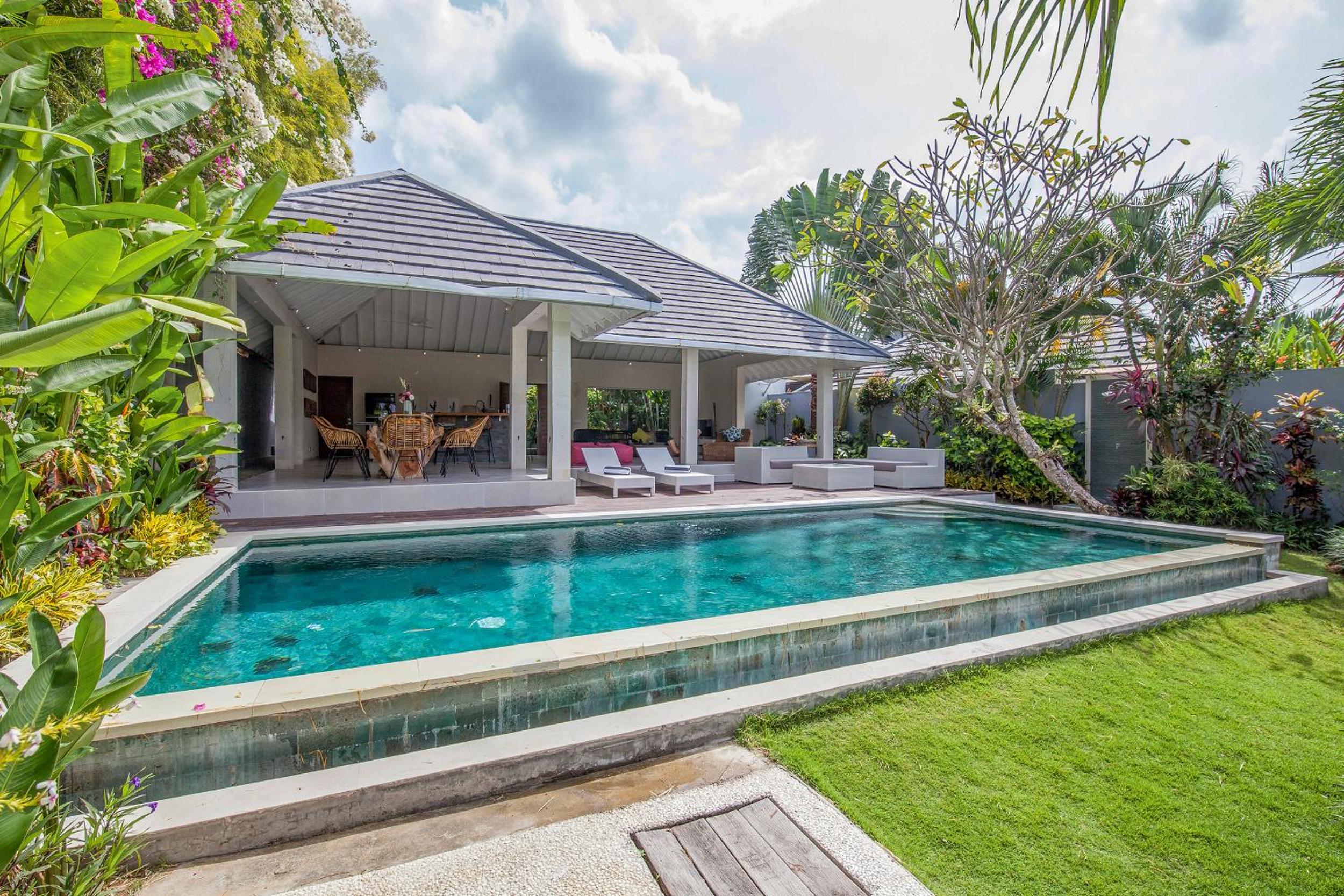 Villa Imbuh 2 - Tropical Oasis 3BR in Central Canggu