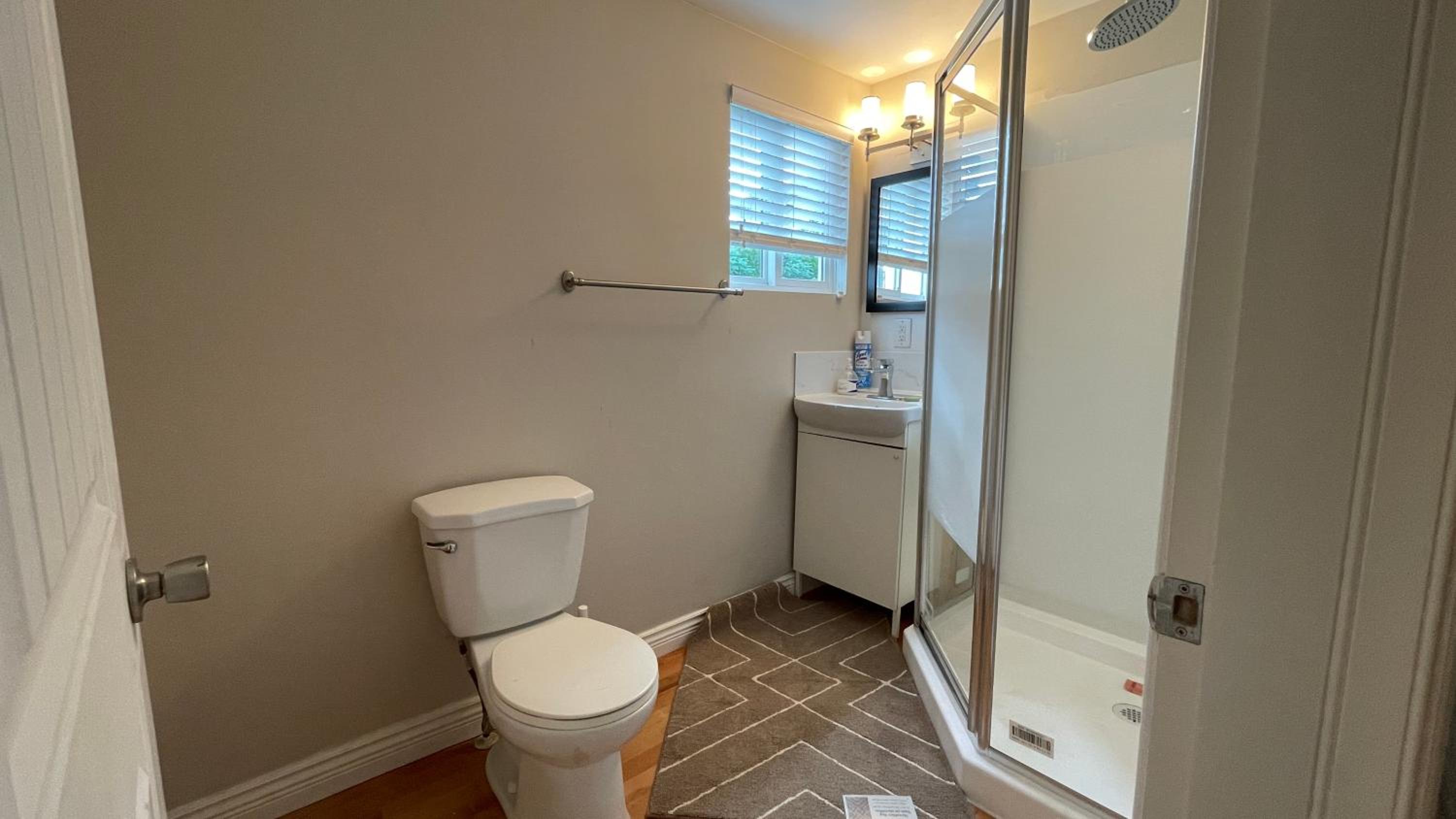 King and Queen rooms -J&J Chilliwack