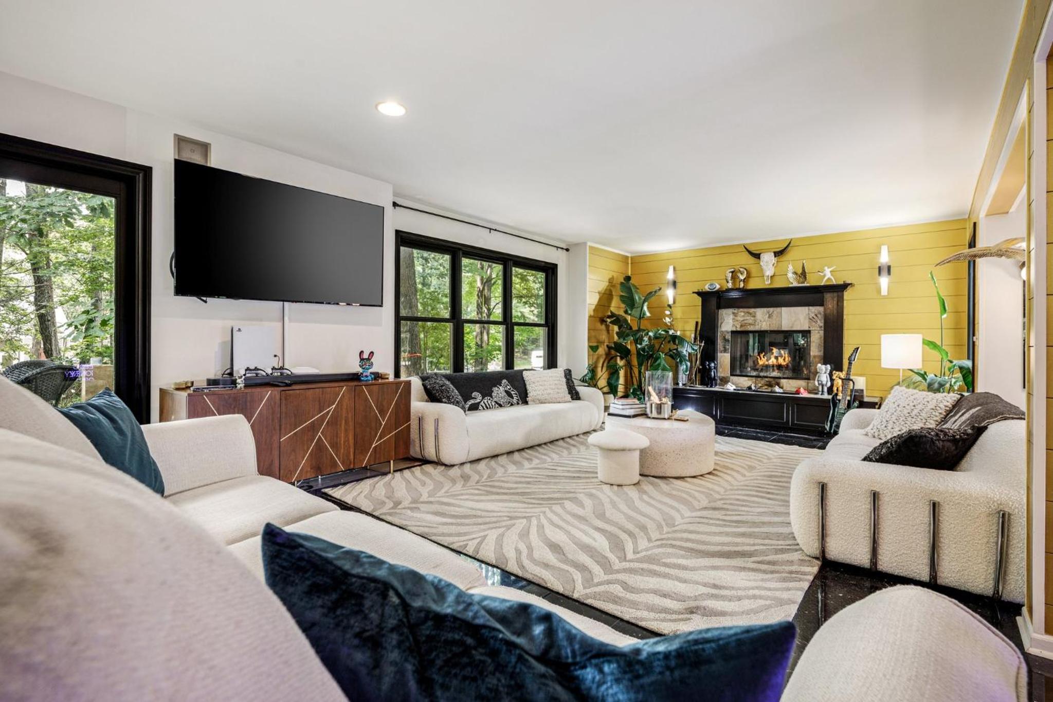 Peaceful Luxury Unique 3 BDR Home with Cinema Gym and more