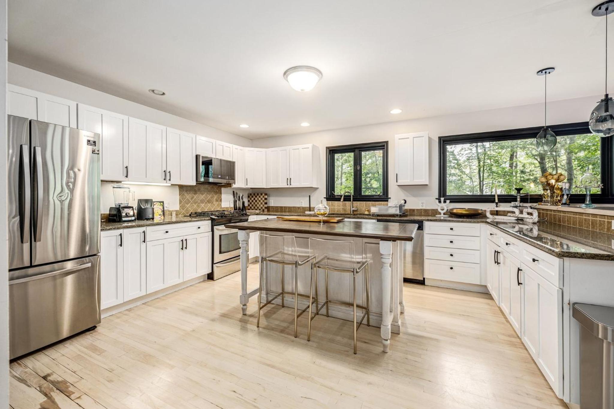 Peaceful Luxury Unique 3 BDR Home with Cinema Gym and more