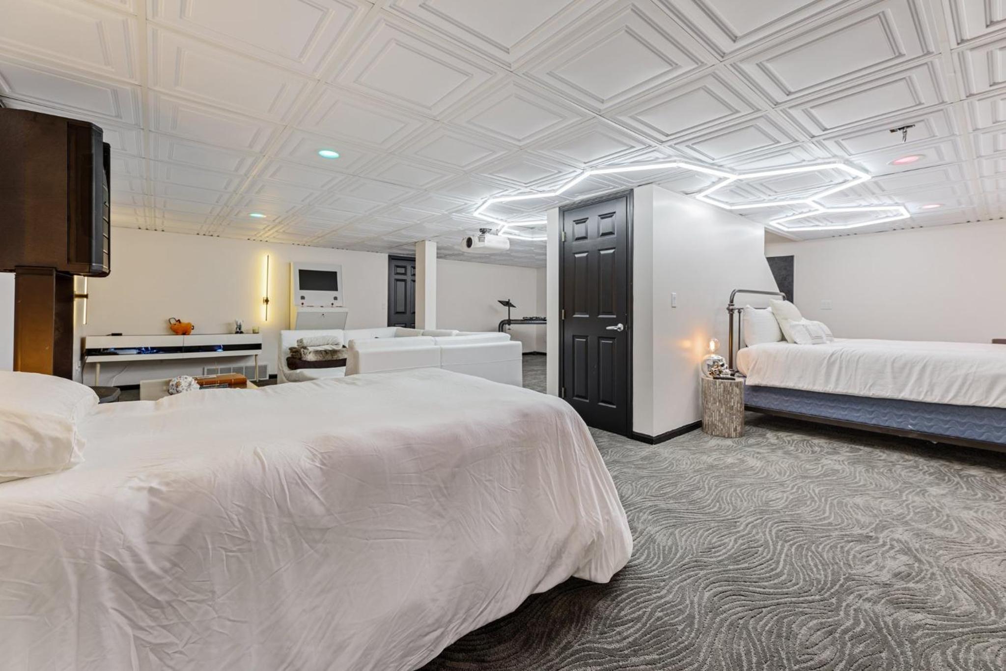 Peaceful Luxury Unique 3 BDR Home with Cinema Gym and more