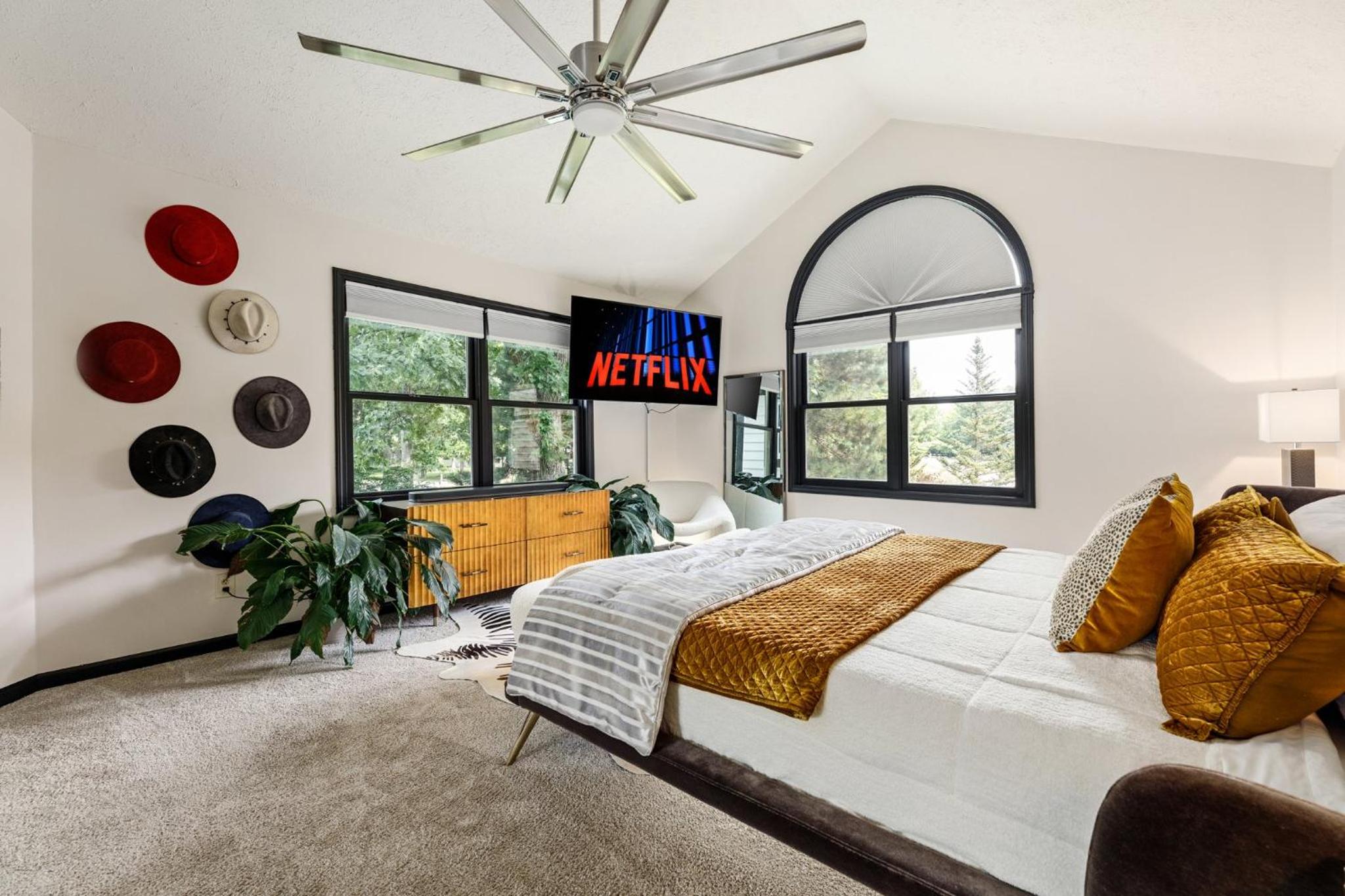 Peaceful Luxury Unique 3 BDR Home with Cinema Gym and more