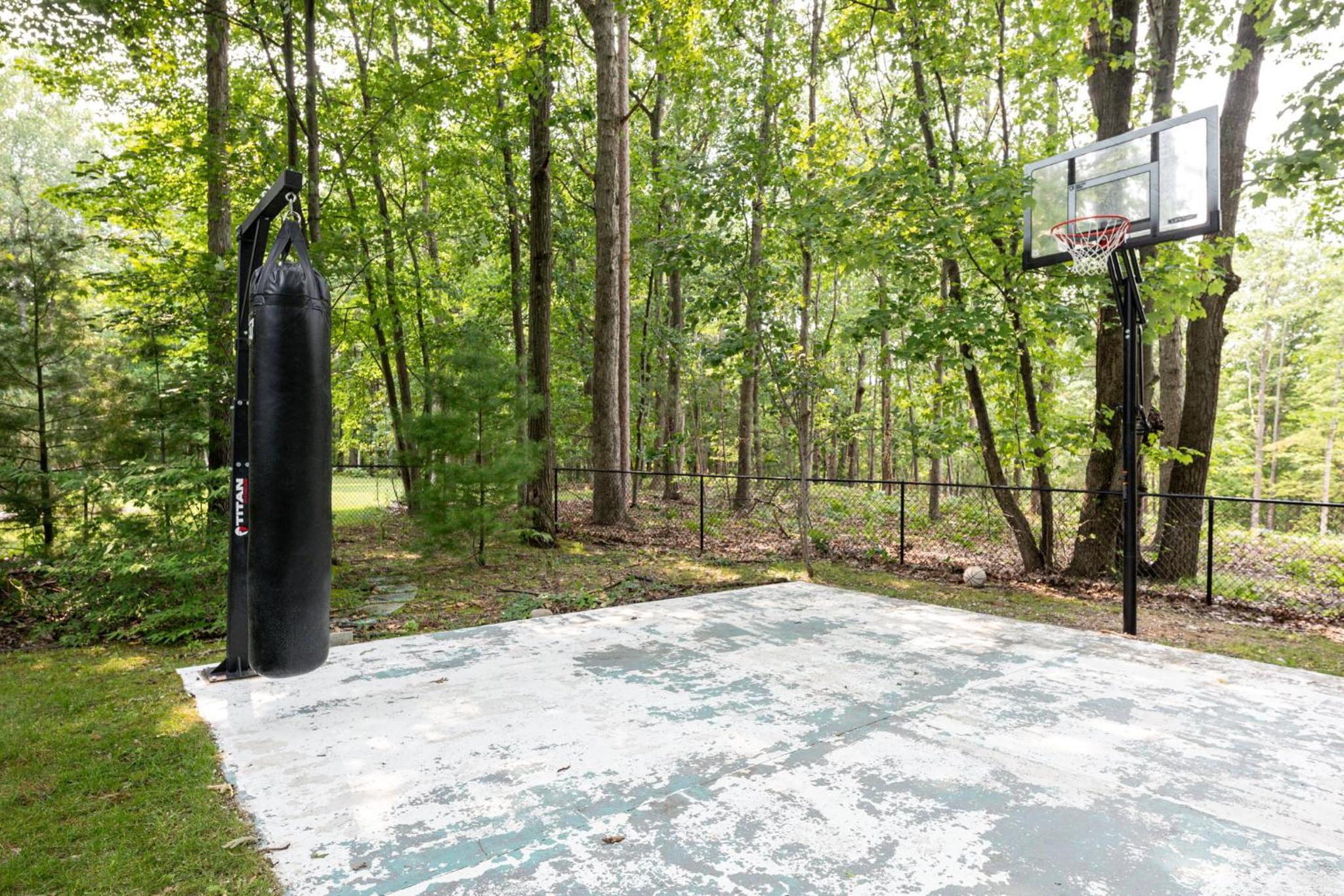 Peaceful Luxury Unique 3 BDR Home with Cinema Gym and more