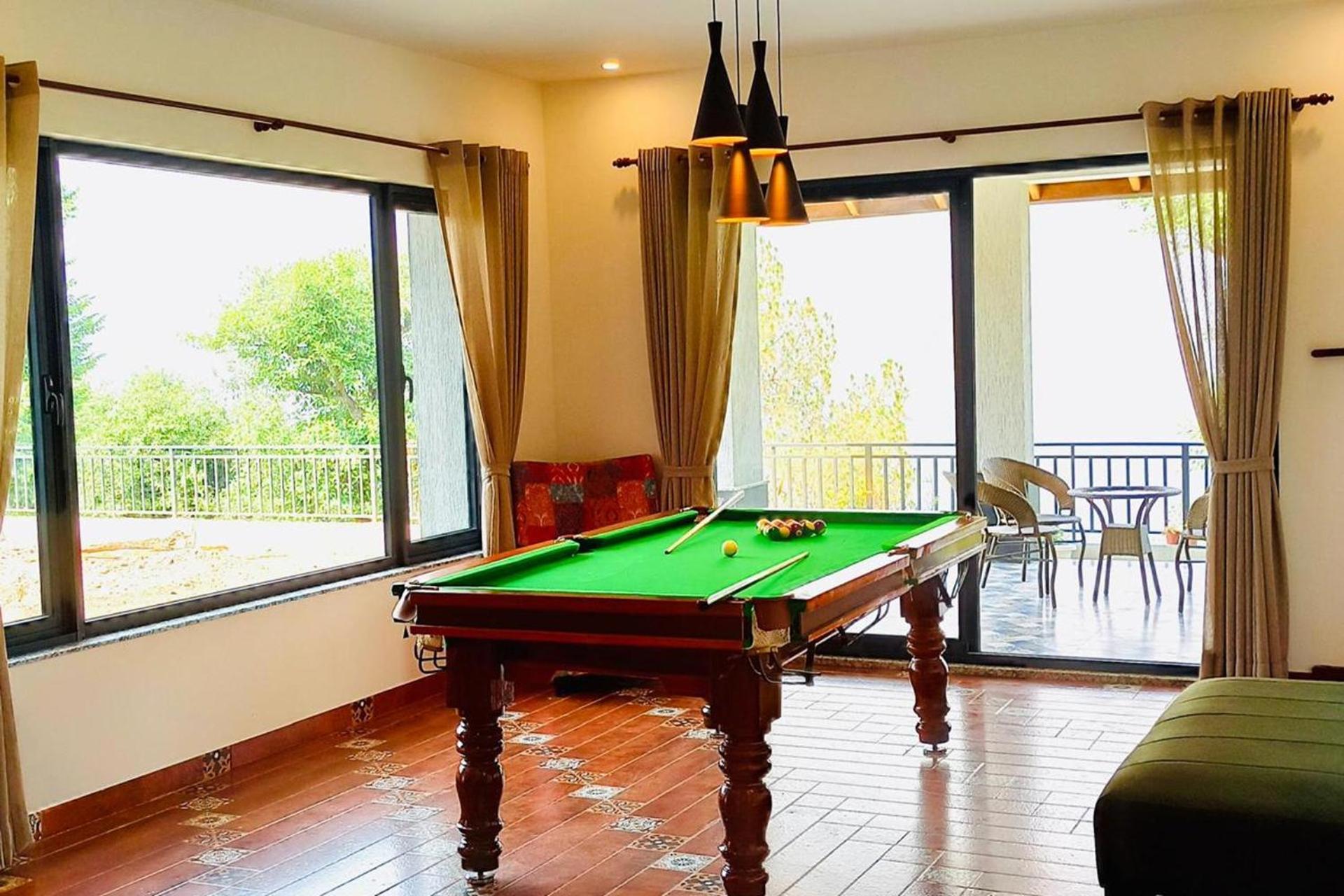 StayVista at Summerfield Manor with Lawn & Valley View