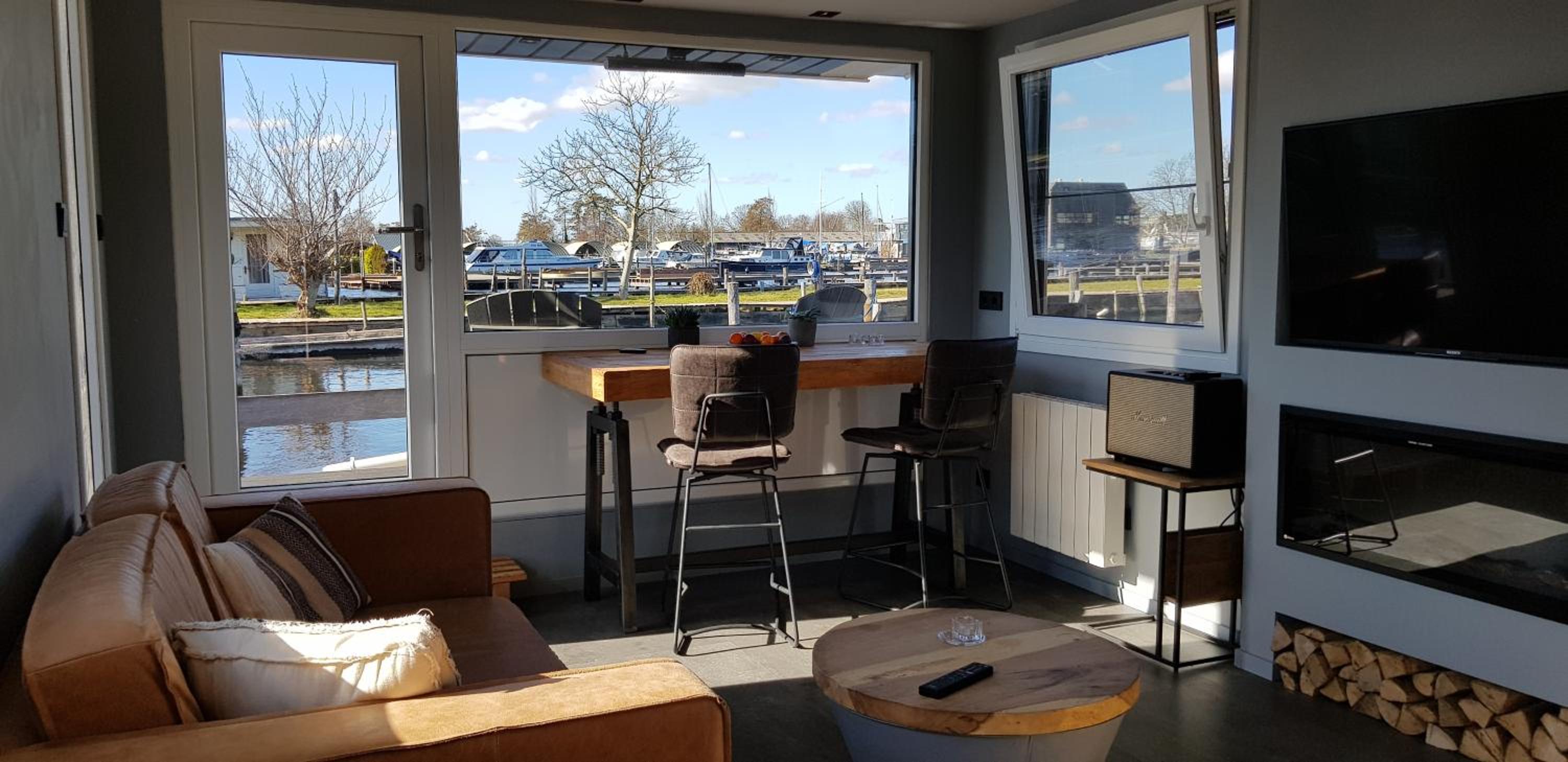 Poellodge, Luxe houseboot met zonnig terras view 5