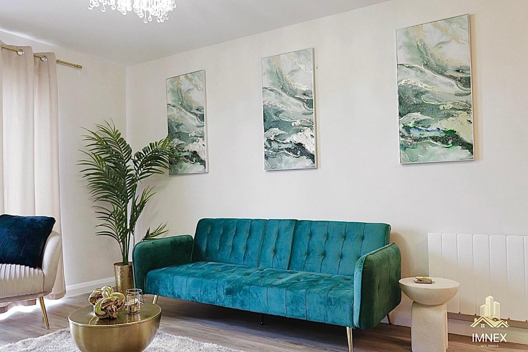 2BR Luxury Flat Belfast City Centre, secure parking, free snacks & free Netflix view 4