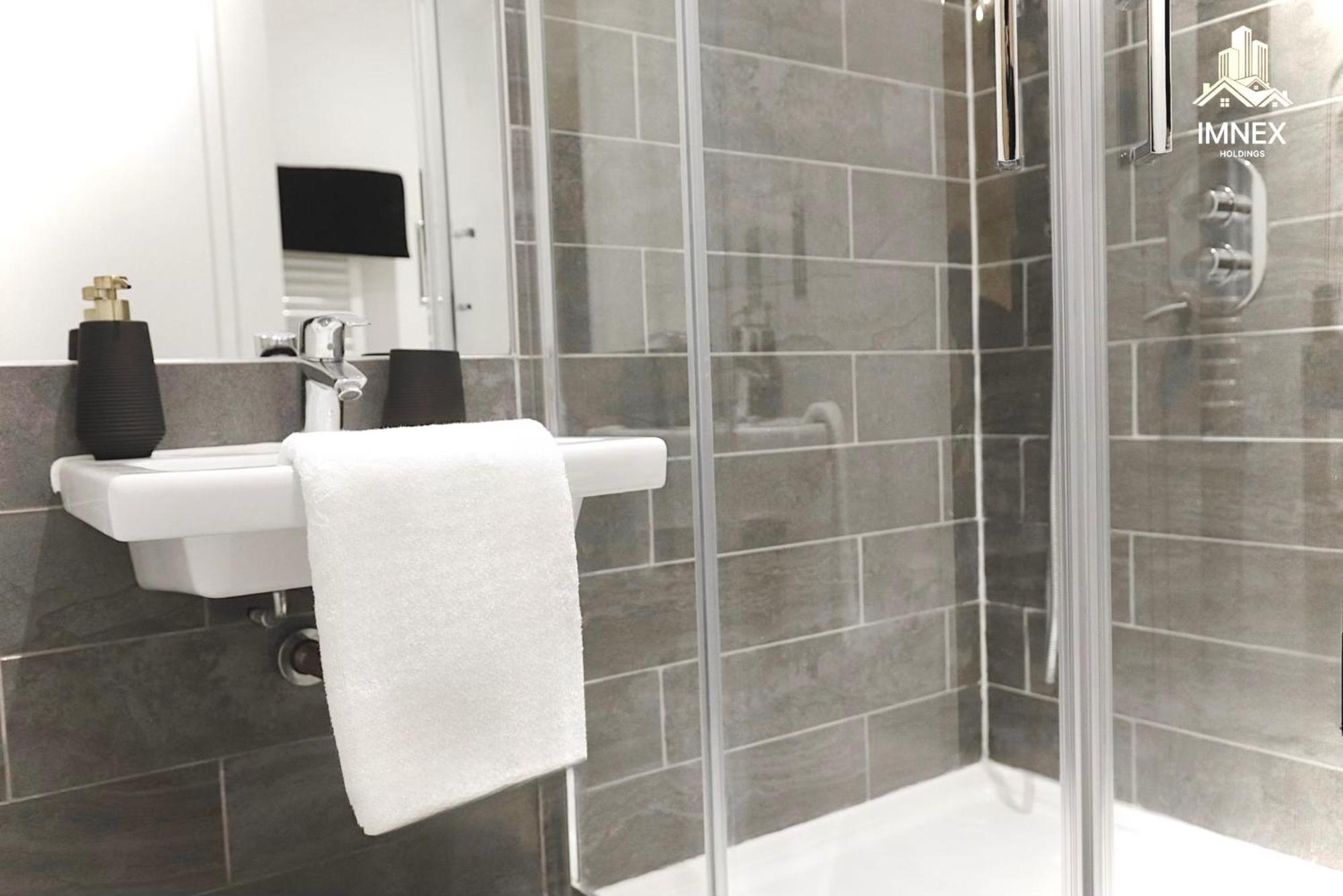2BR Luxury Flat Belfast City Centre, secure parking, free snacks & free Netflix view 5