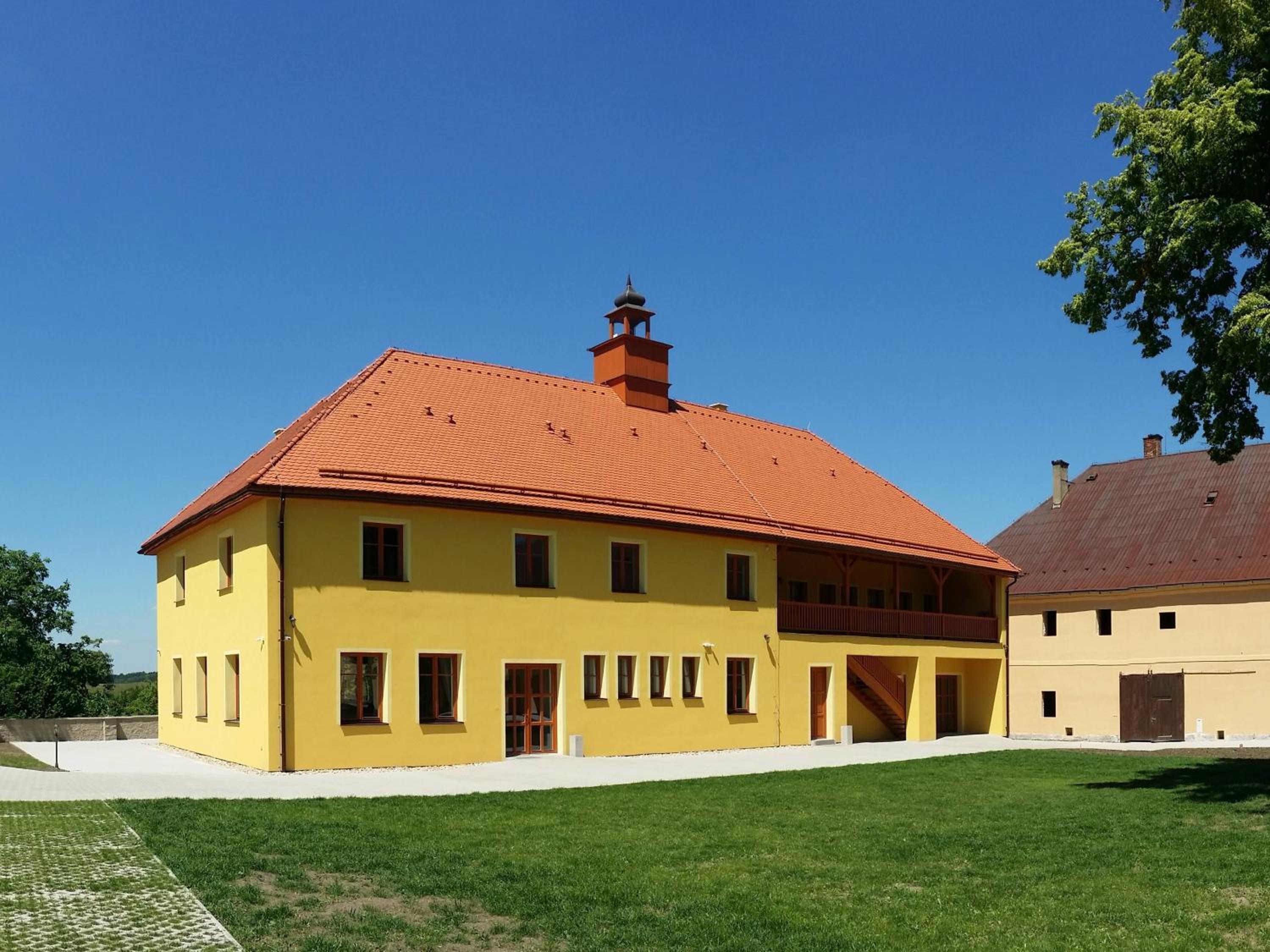Zámecký Dvůr Černousy