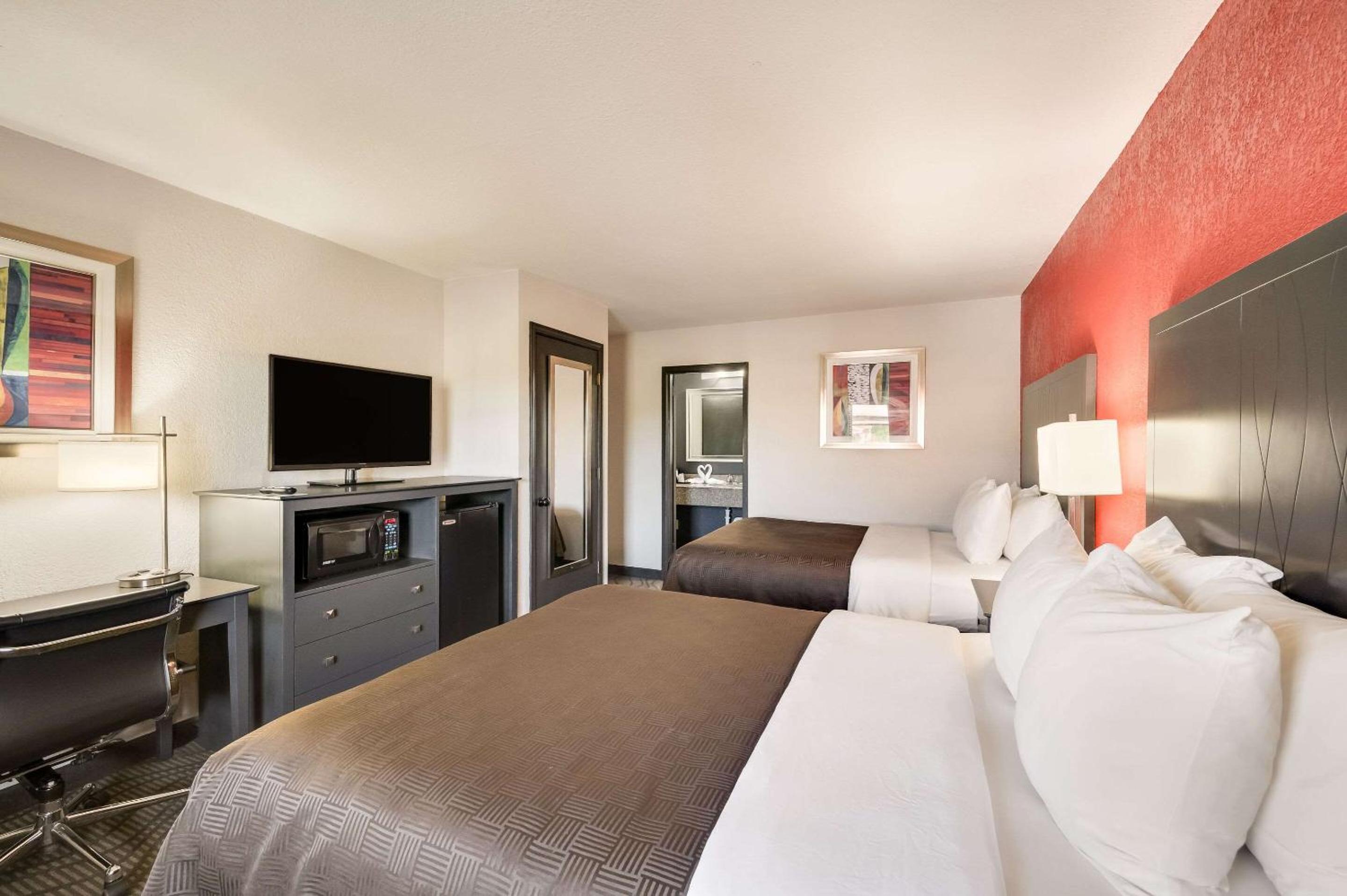 Russellville Vacations - Clarion Inn  Suites Russellville I-40 - Property Image 12