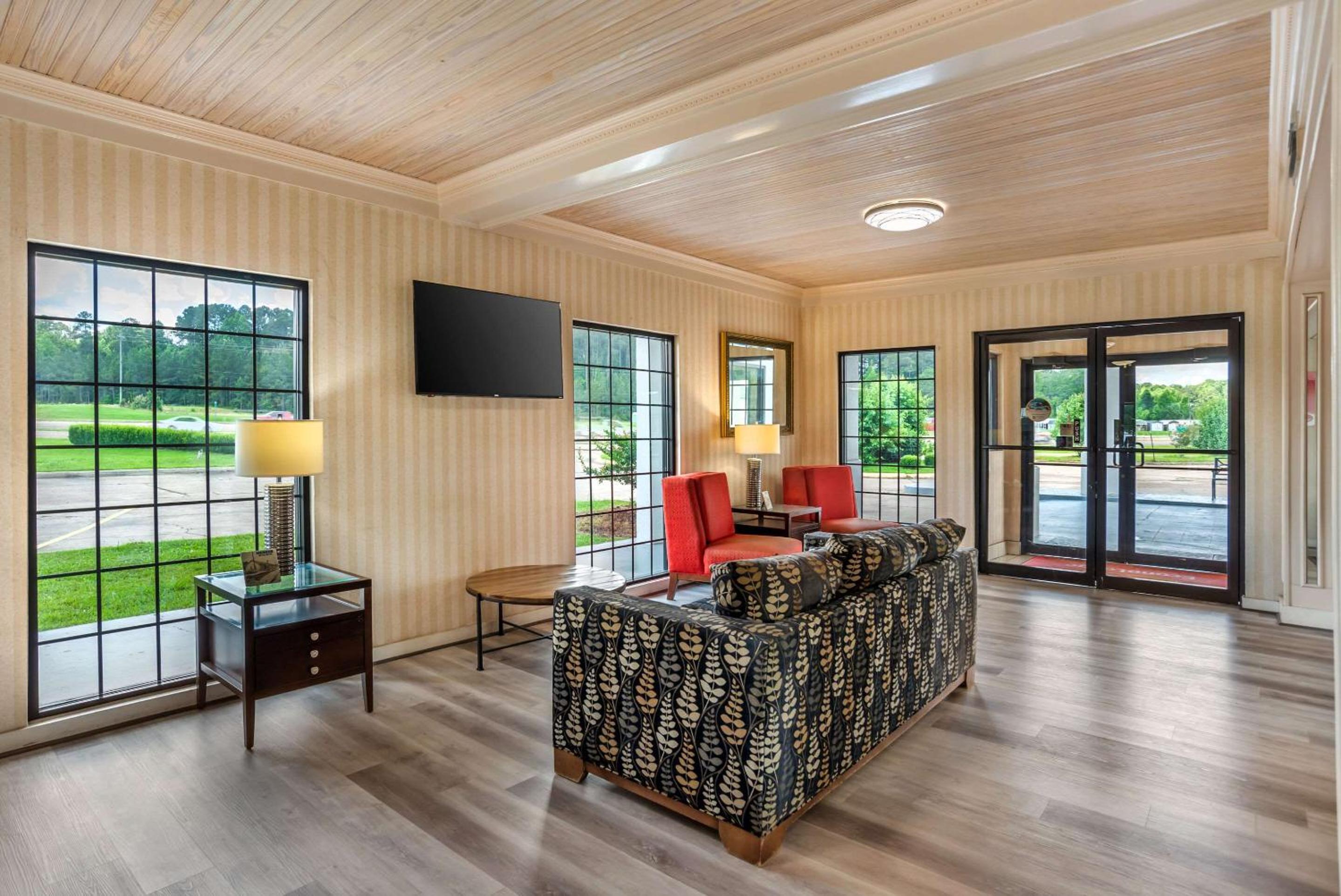 Econo Lodge Inn & Suites Philadelphia MS 2