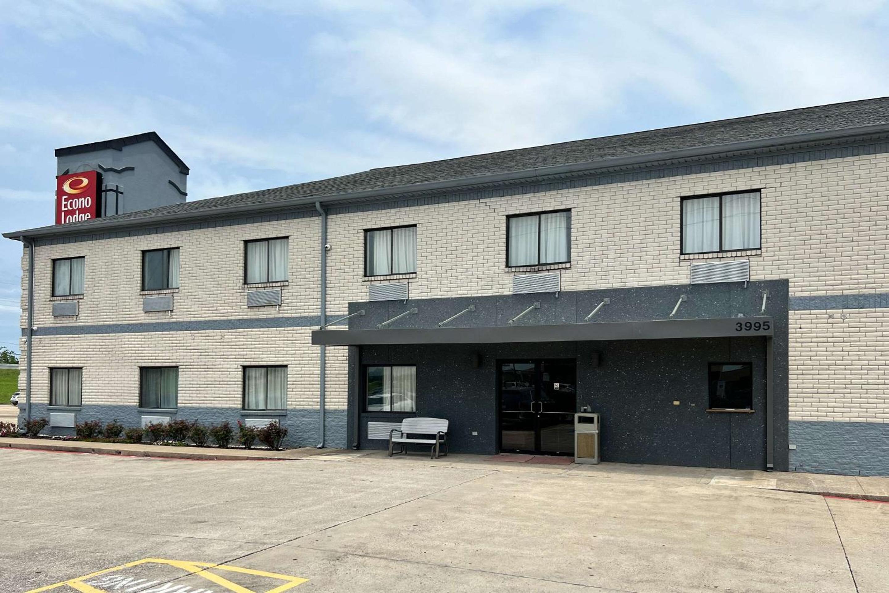 Econo Lodge Beaumont I-10 South view 3
