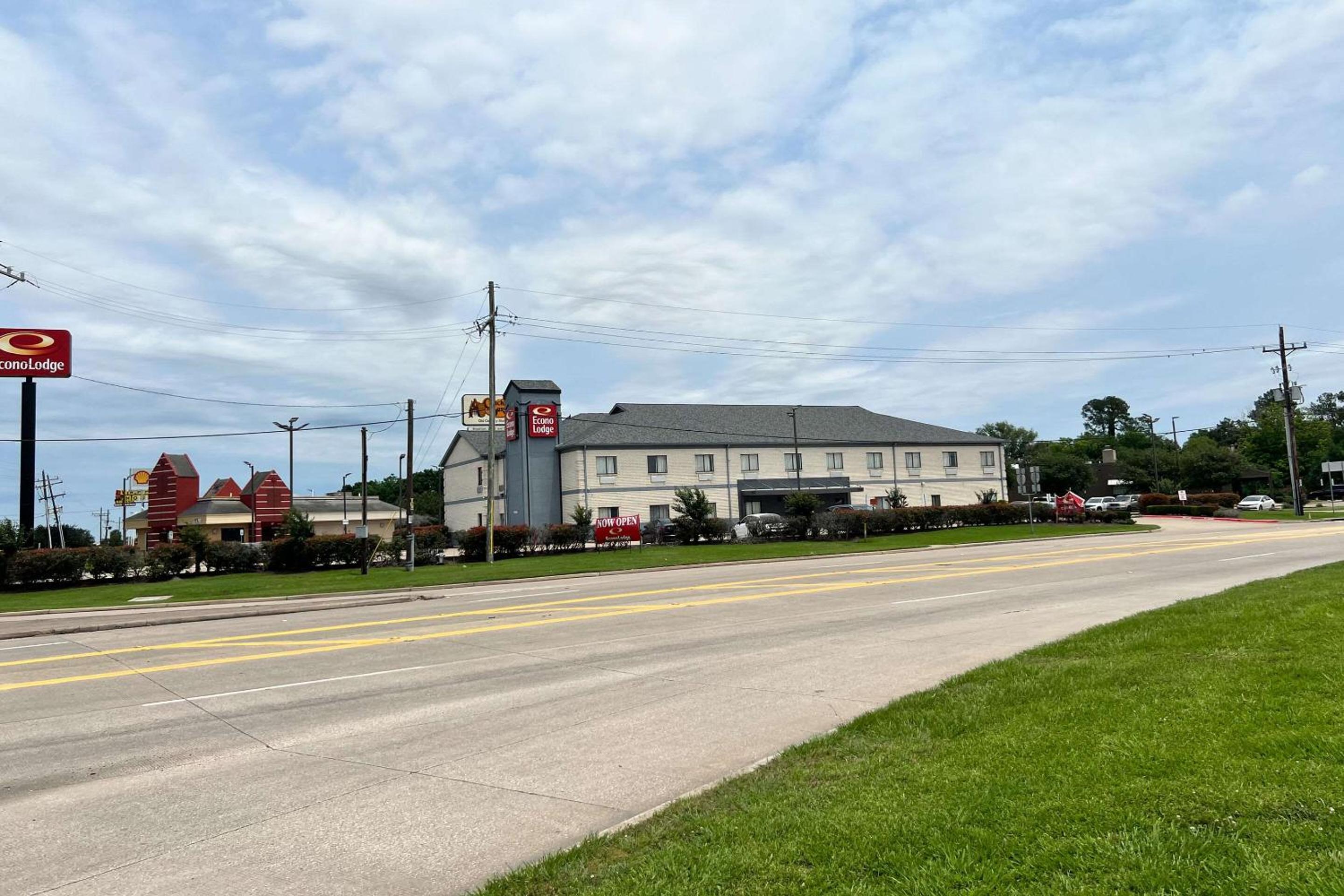 Econo Lodge Beaumont I-10 South view 4