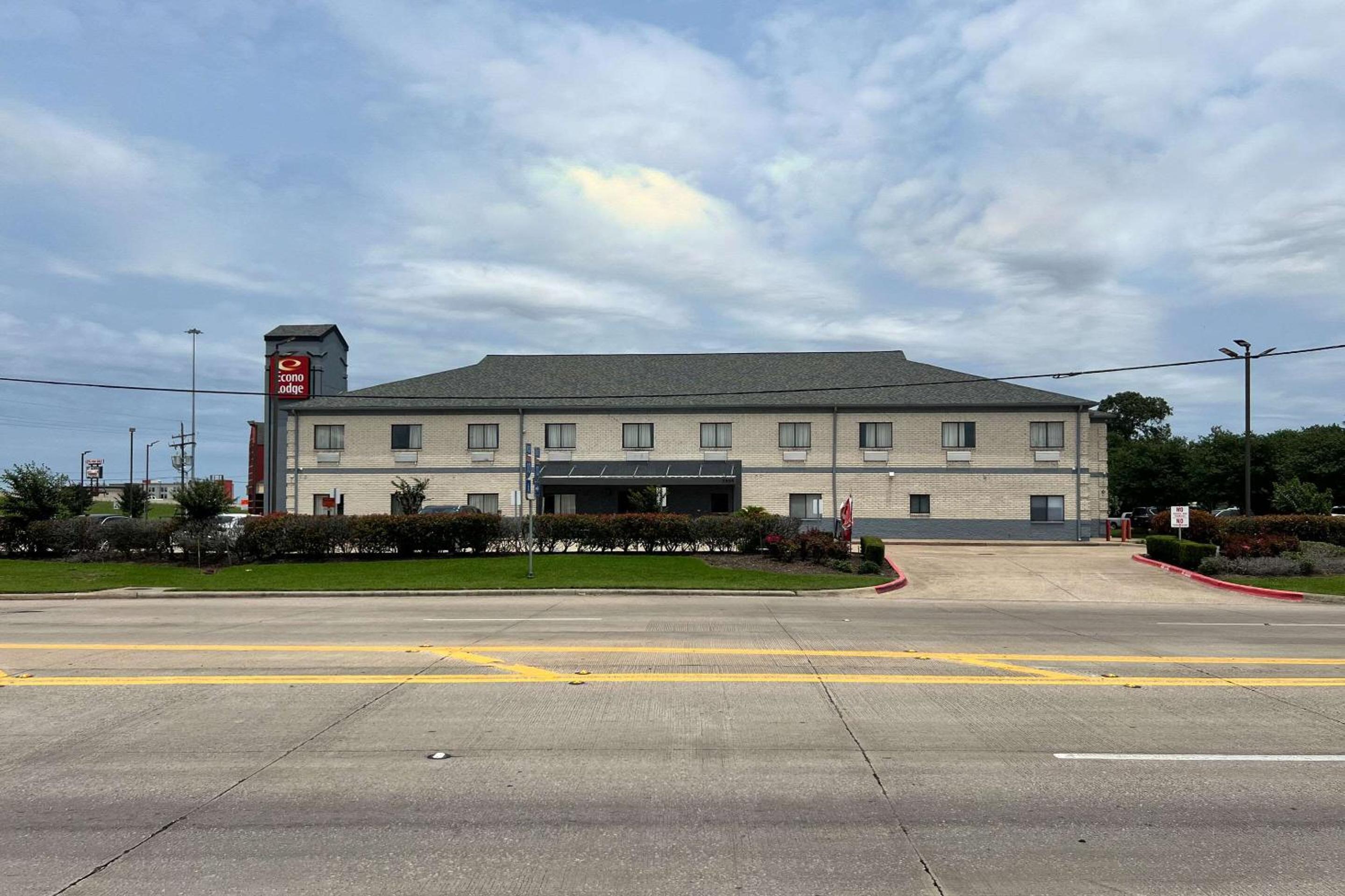 Econo Lodge Beaumont I-10 South view 5